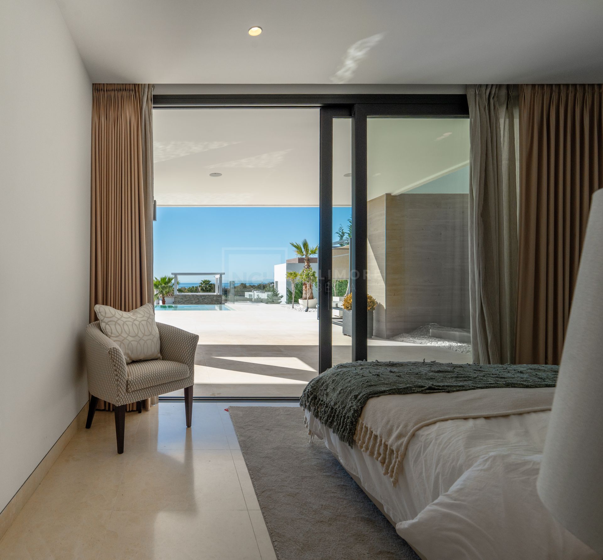 LUXURY 5-BEDROOM VILLA