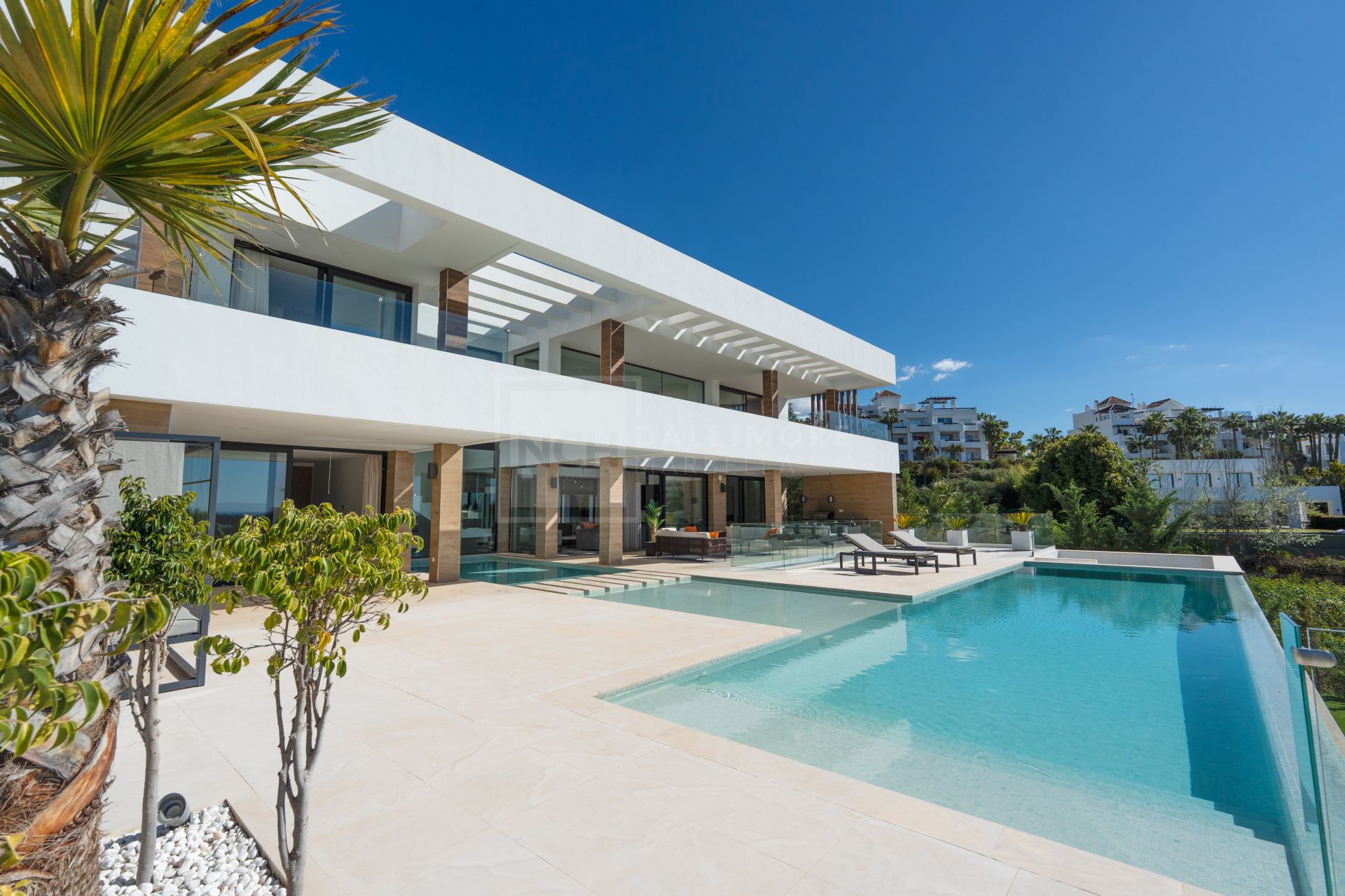 LUXURY 5-BEDROOM VILLA