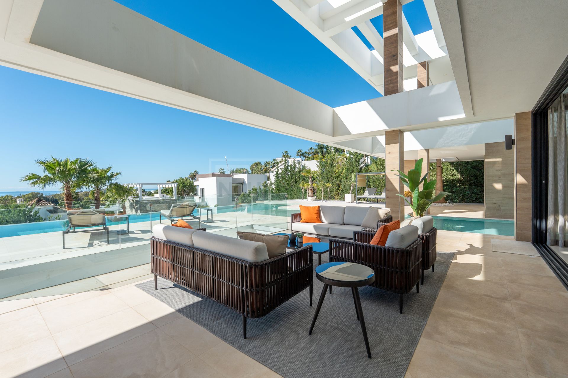 LUXURY 5-BEDROOM VILLA