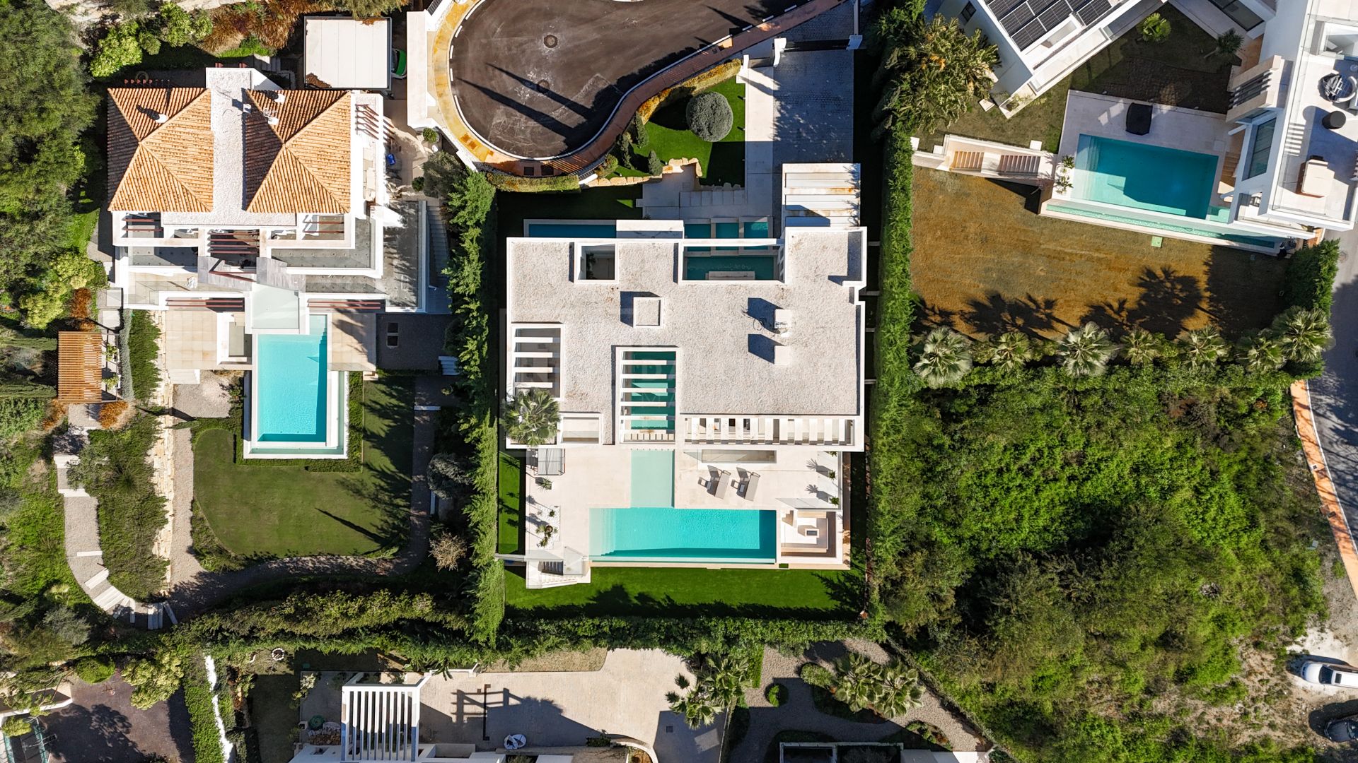 LUXURY 5-BEDROOM VILLA