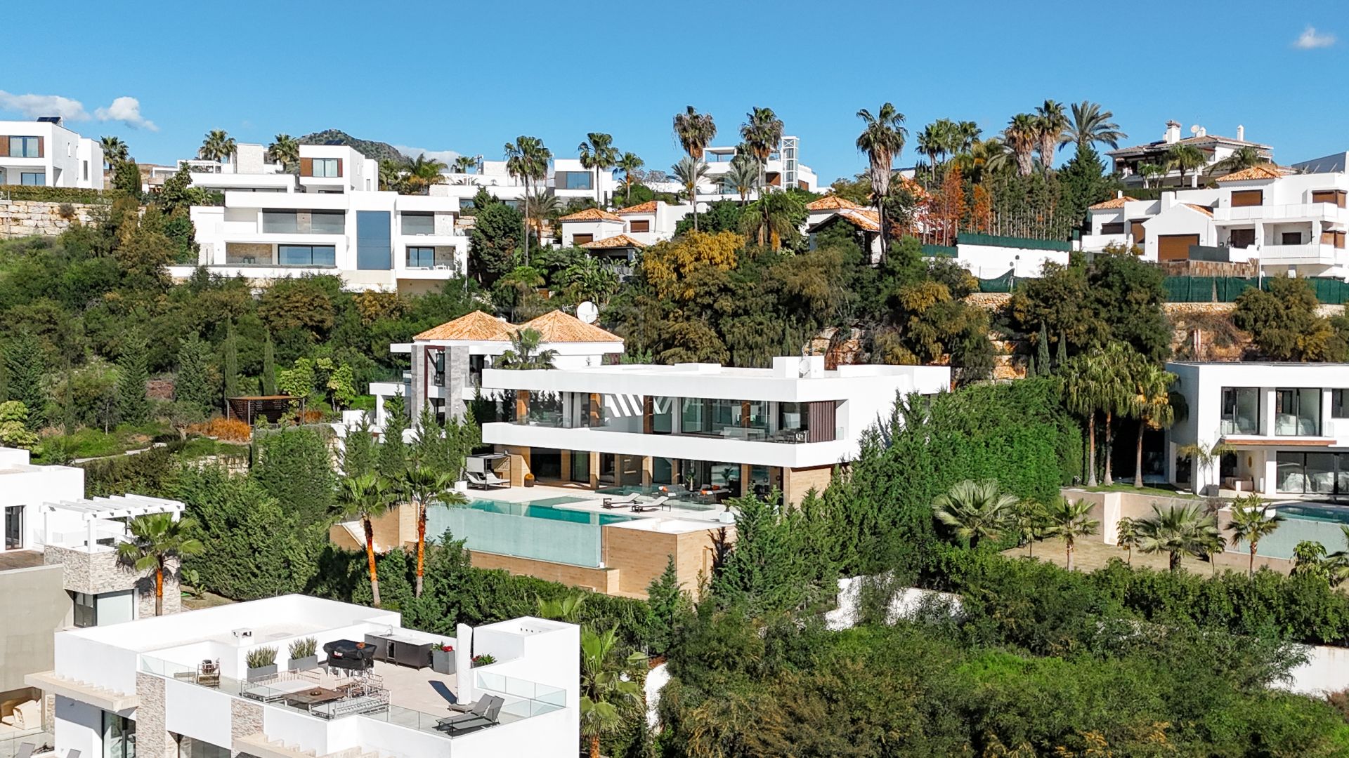 LUXURY 5-BEDROOM VILLA