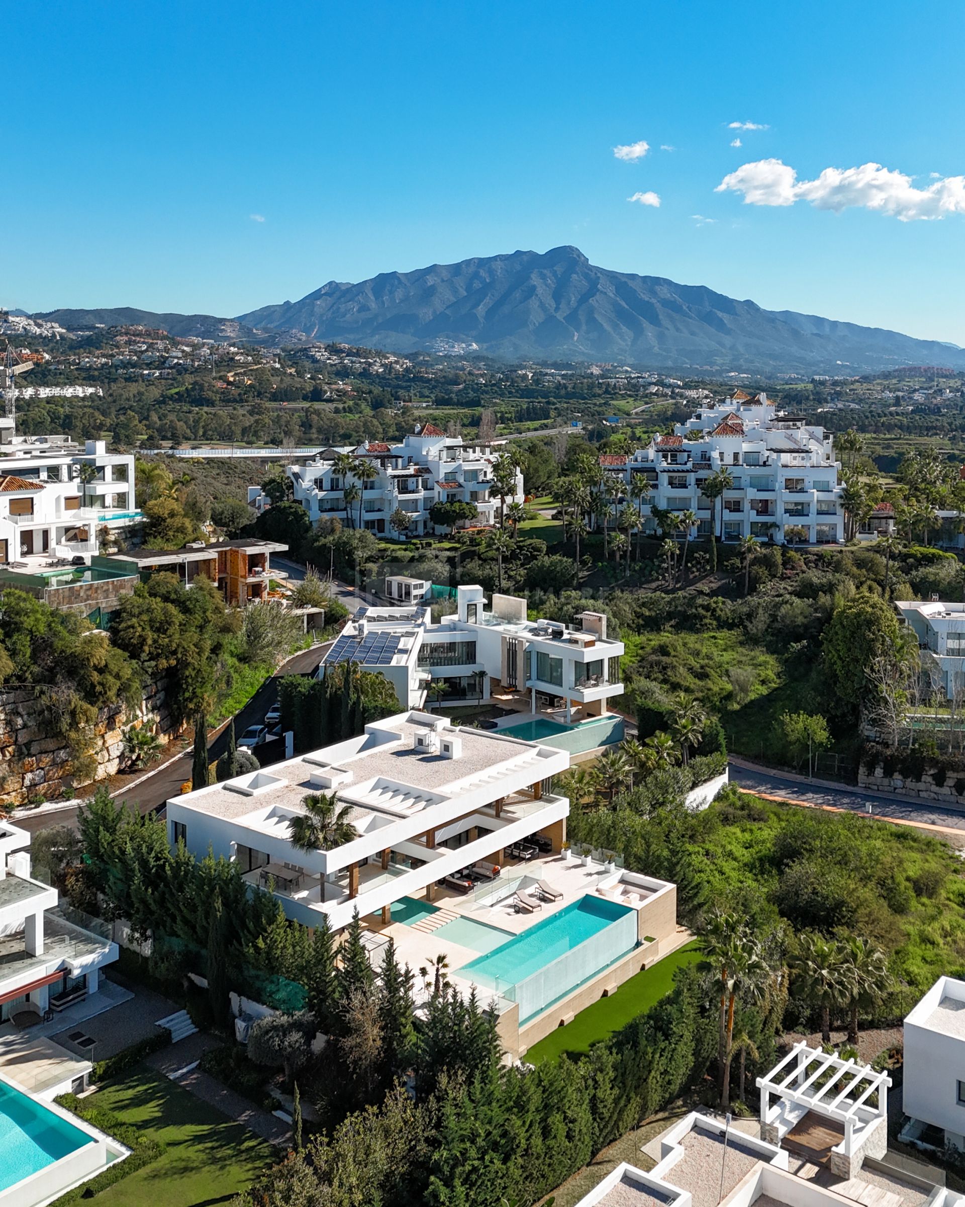 LUXURY 5-BEDROOM VILLA