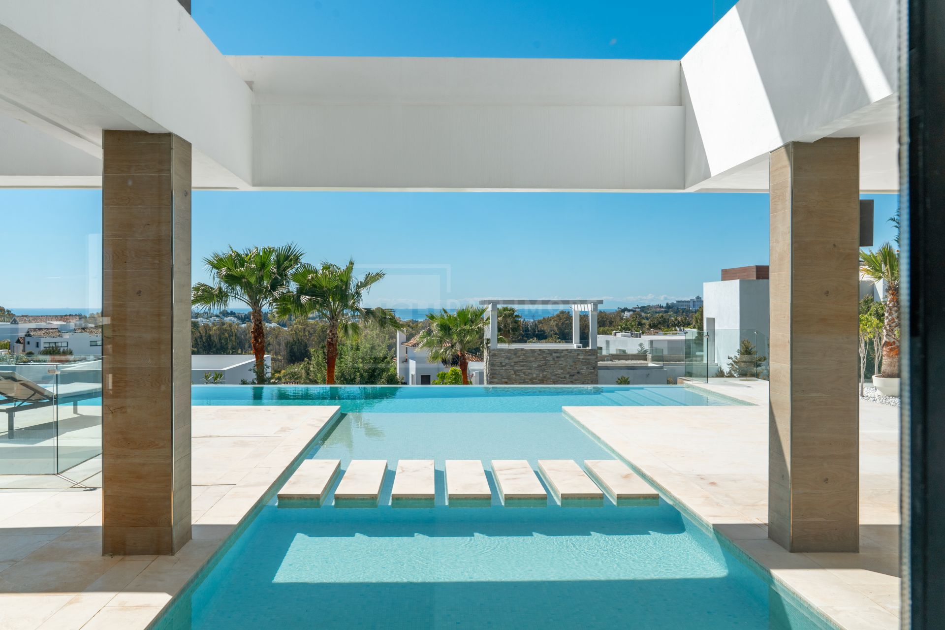 LUXURY 5-BEDROOM VILLA