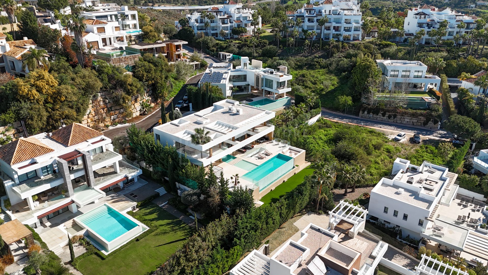 LUXURY 5-BEDROOM VILLA