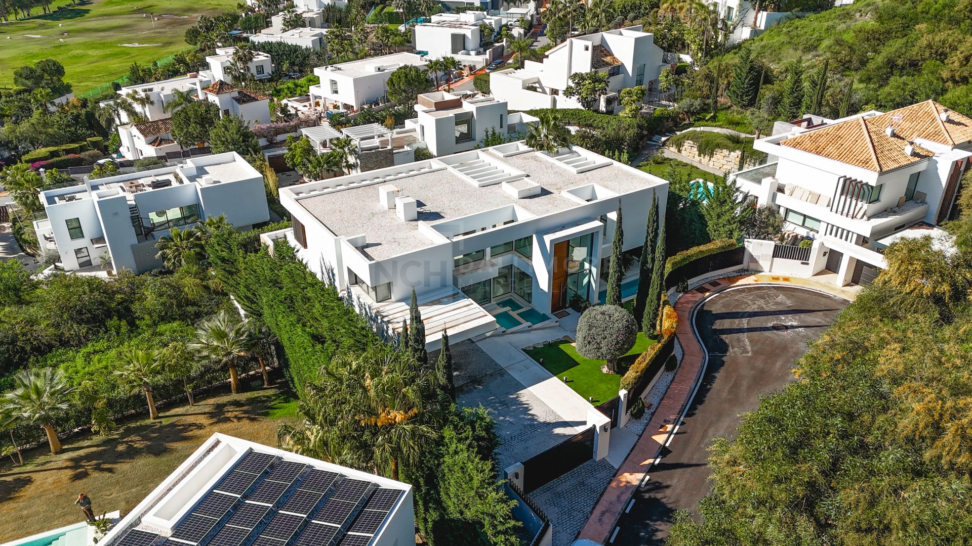LUXURY 5-BEDROOM VILLA