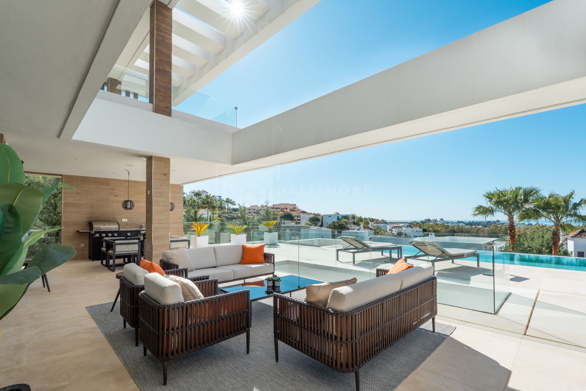 LUXURY 5-BEDROOM VILLA