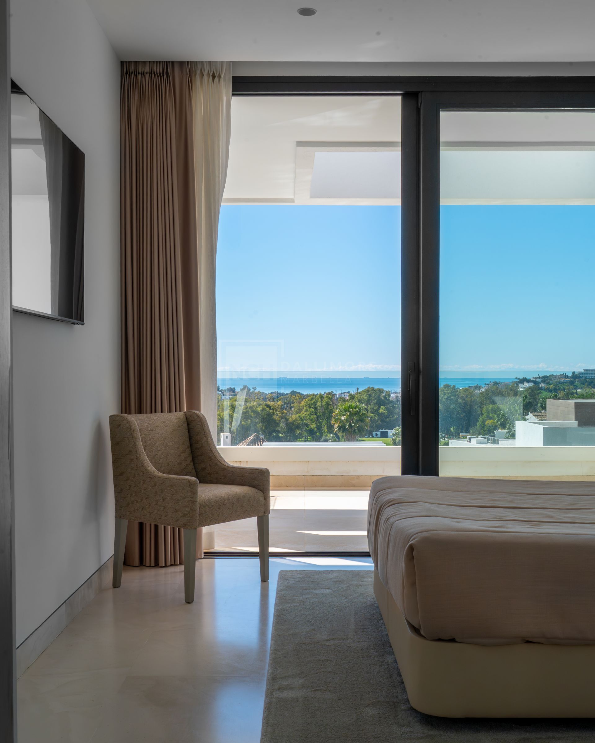 LUXURY 5-BEDROOM VILLA