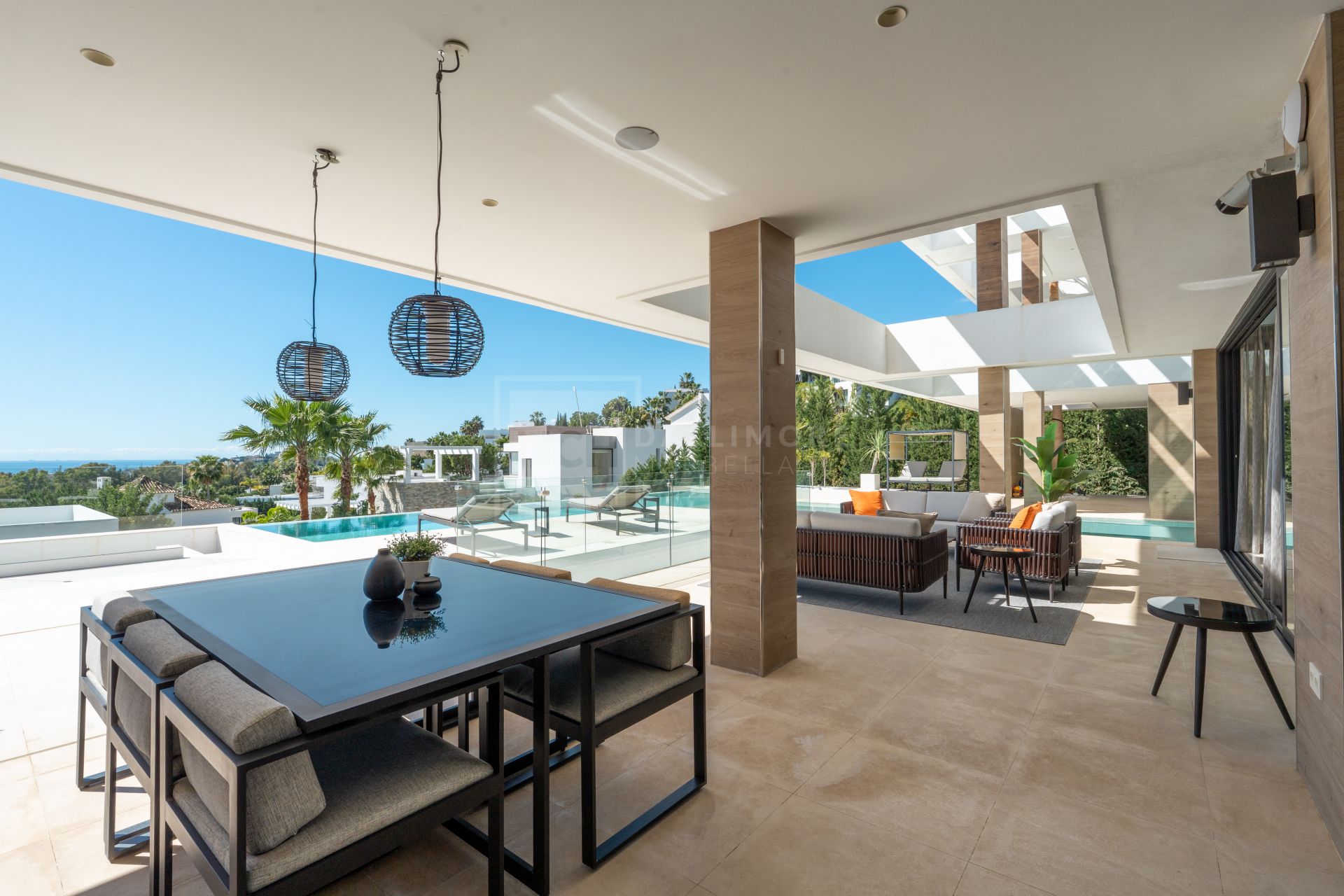 LUXURY 5-BEDROOM VILLA