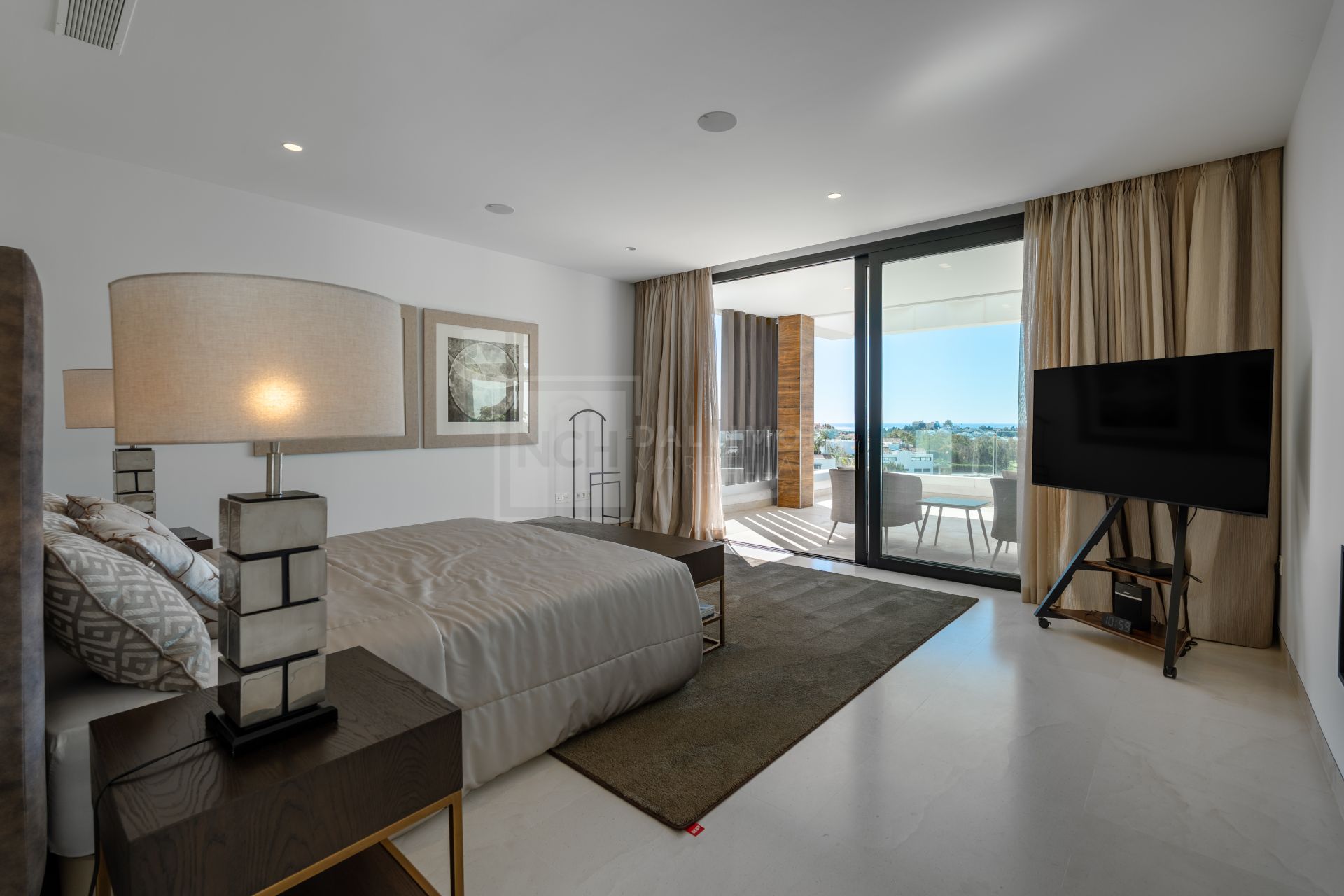 LUXURY 5-BEDROOM VILLA