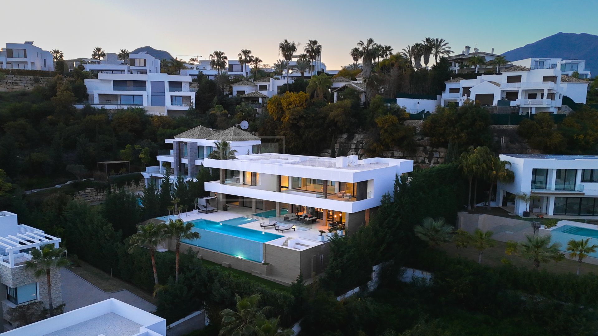 LUXURY 5-BEDROOM VILLA