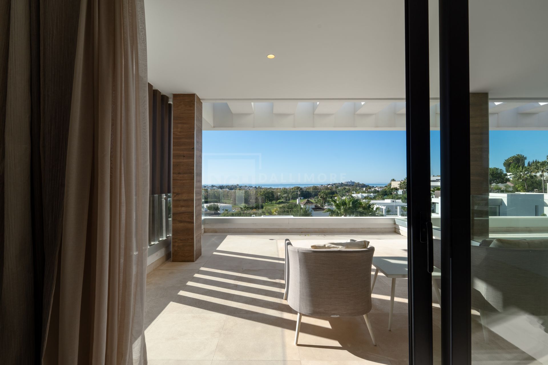 LUXURY 5-BEDROOM VILLA