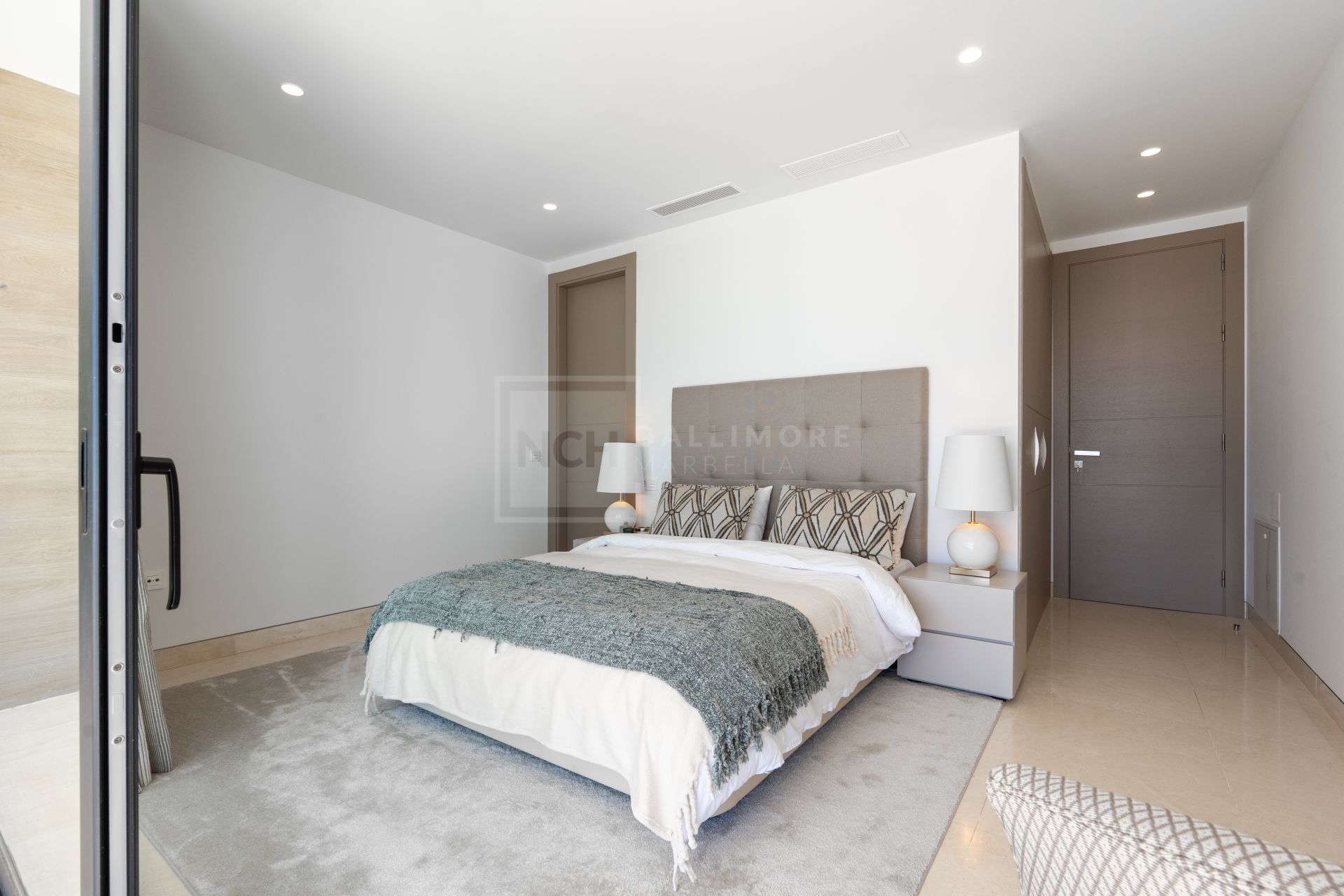 LUXURY 5-BEDROOM VILLA