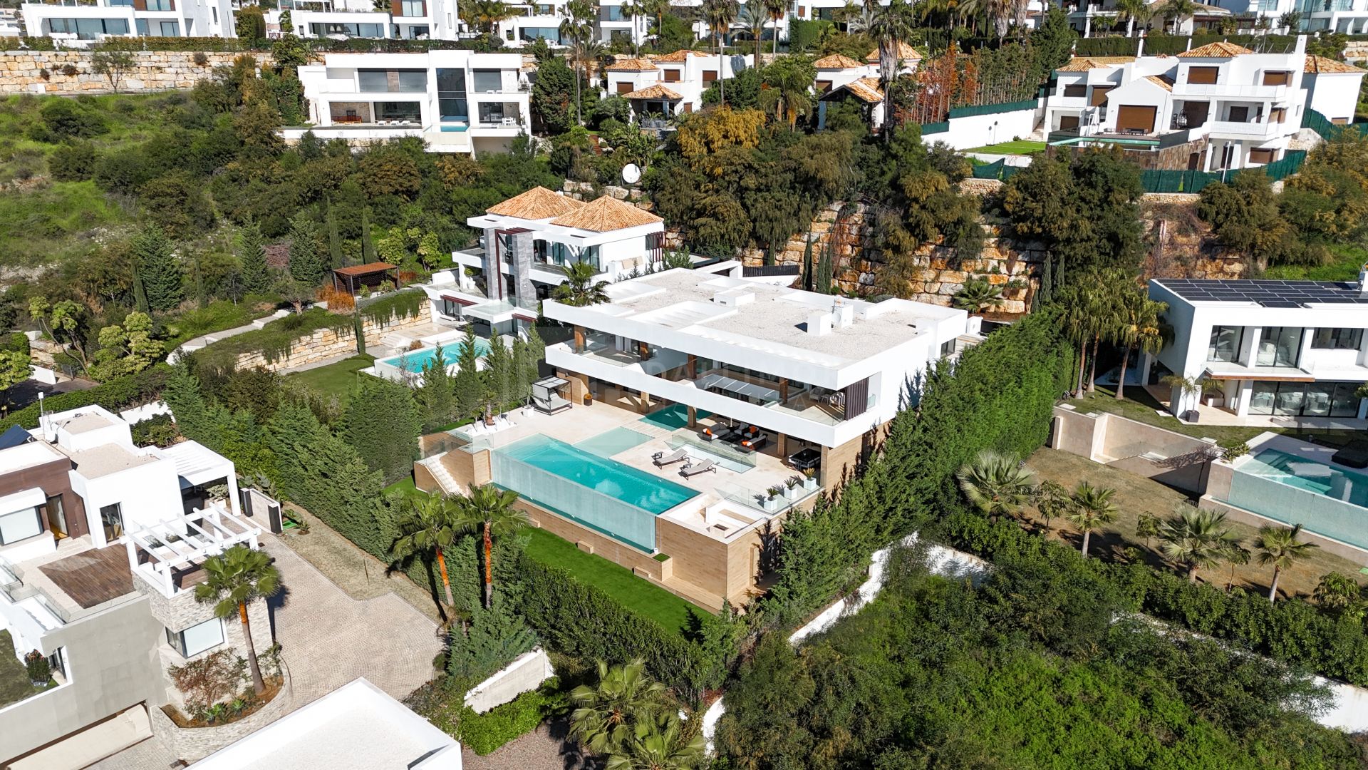 LUXURY 5-BEDROOM VILLA