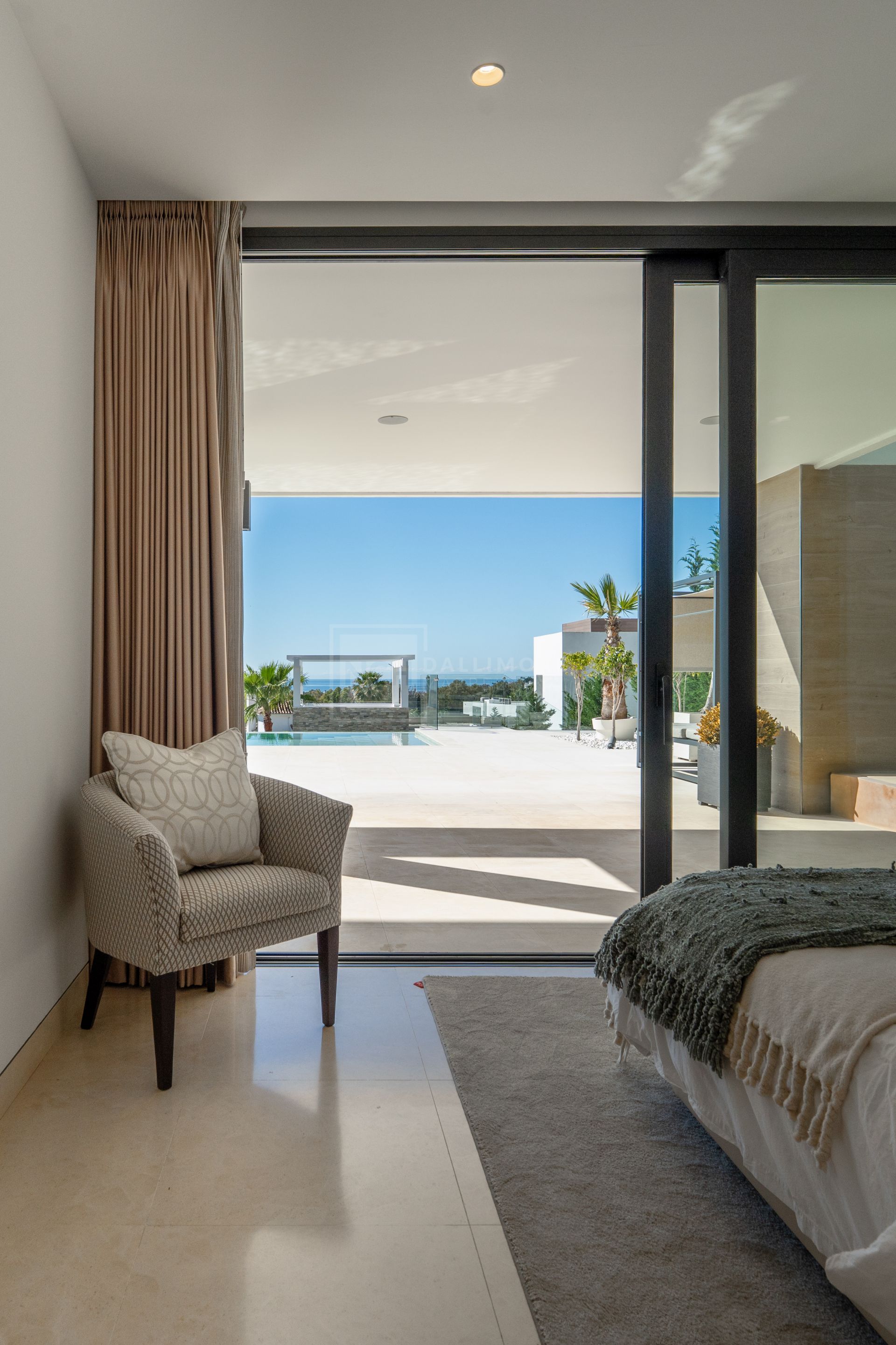 LUXURY 5-BEDROOM VILLA