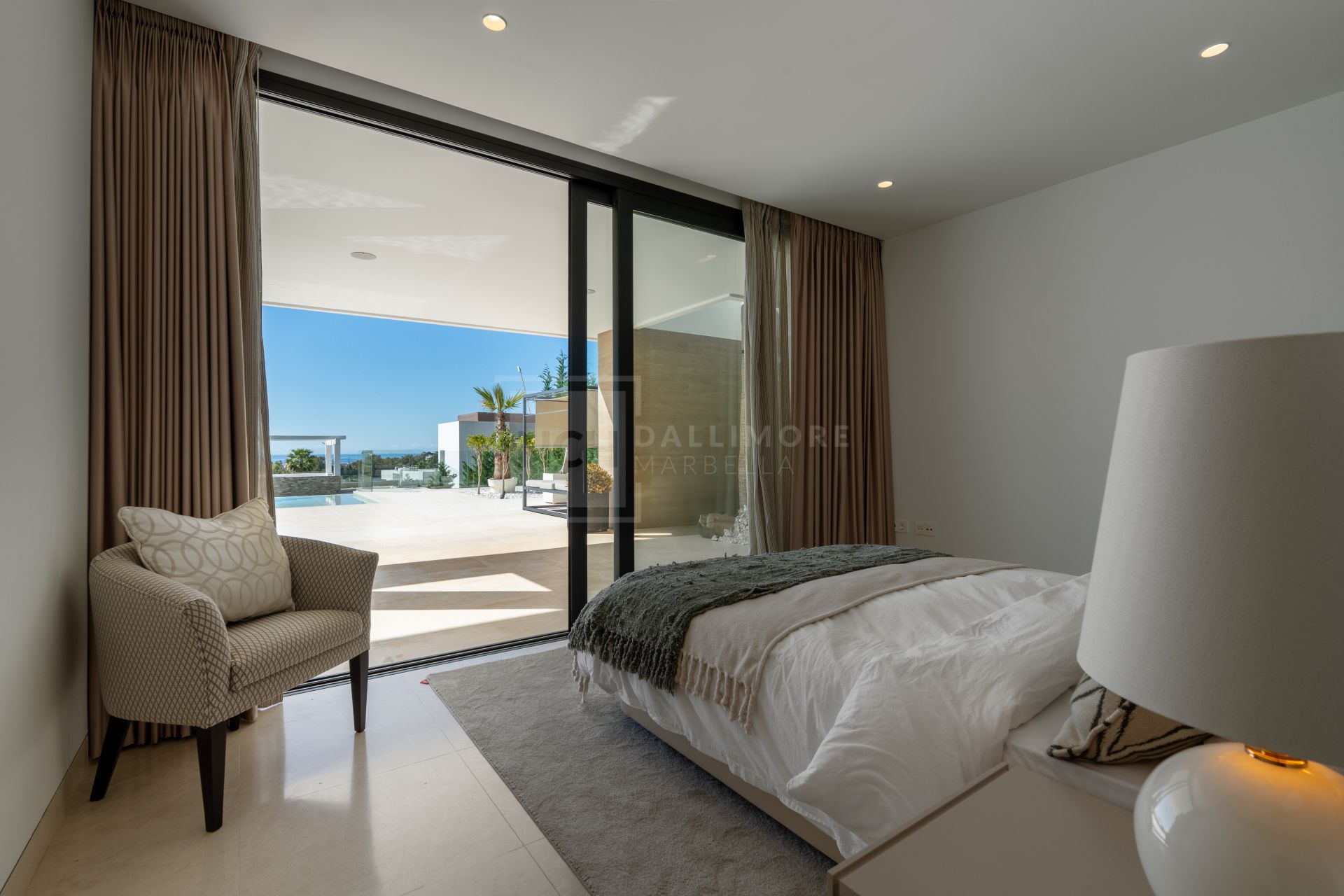 LUXURY 5-BEDROOM VILLA