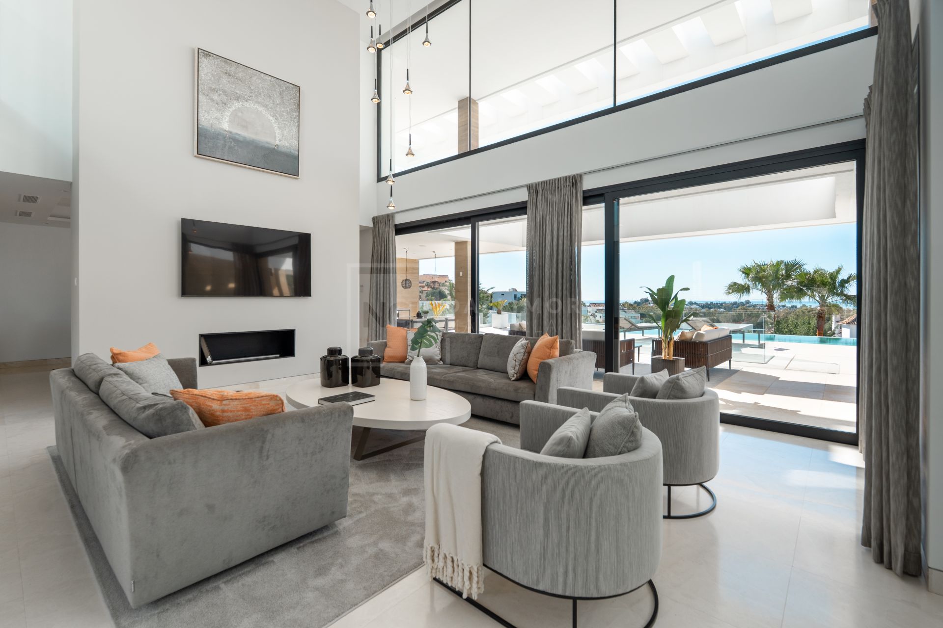 LUXURY 5-BEDROOM VILLA