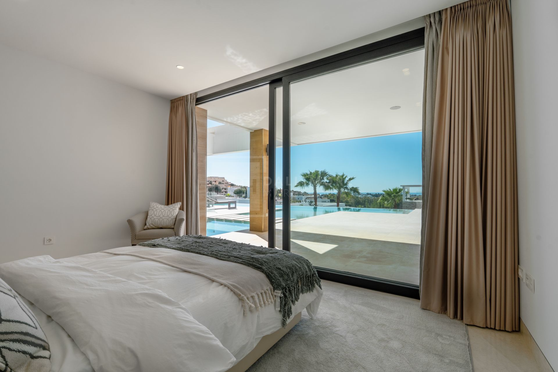 LUXURY 5-BEDROOM VILLA