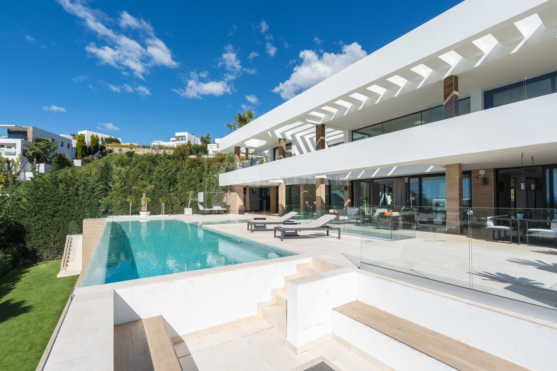 LUXURY 5-BEDROOM VILLA