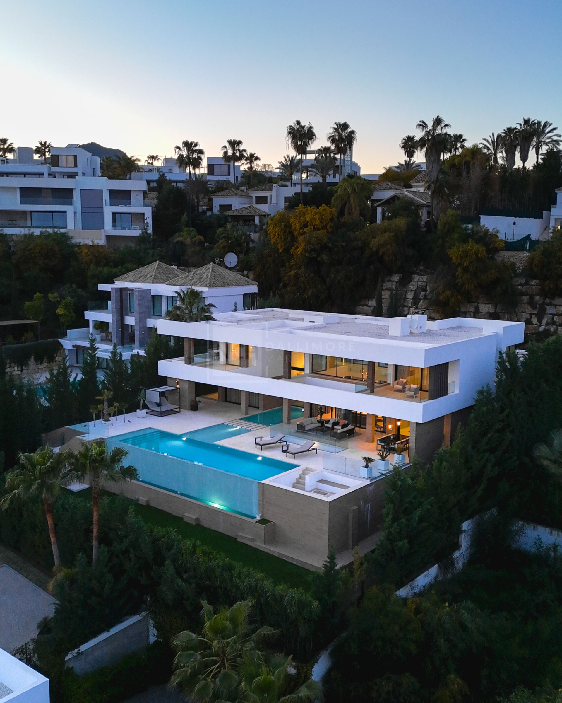 LUXURY 5-BEDROOM VILLA