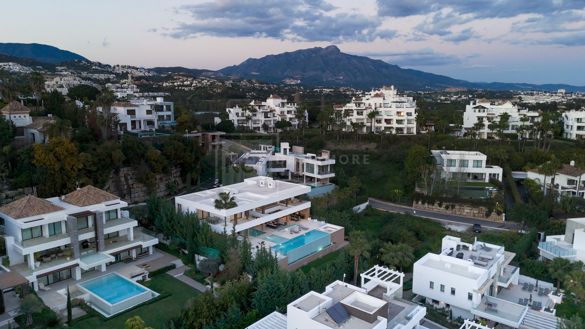 LUXURY 5-BEDROOM VILLA