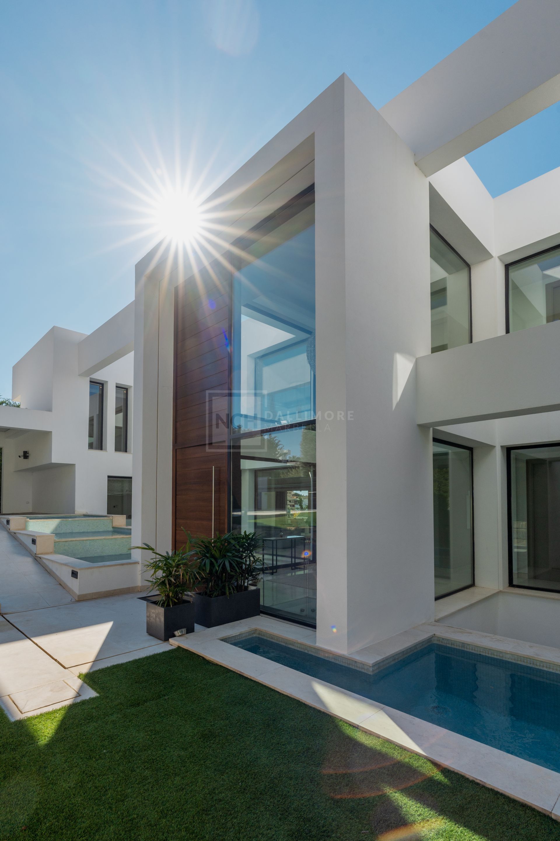 LUXURY 5-BEDROOM VILLA