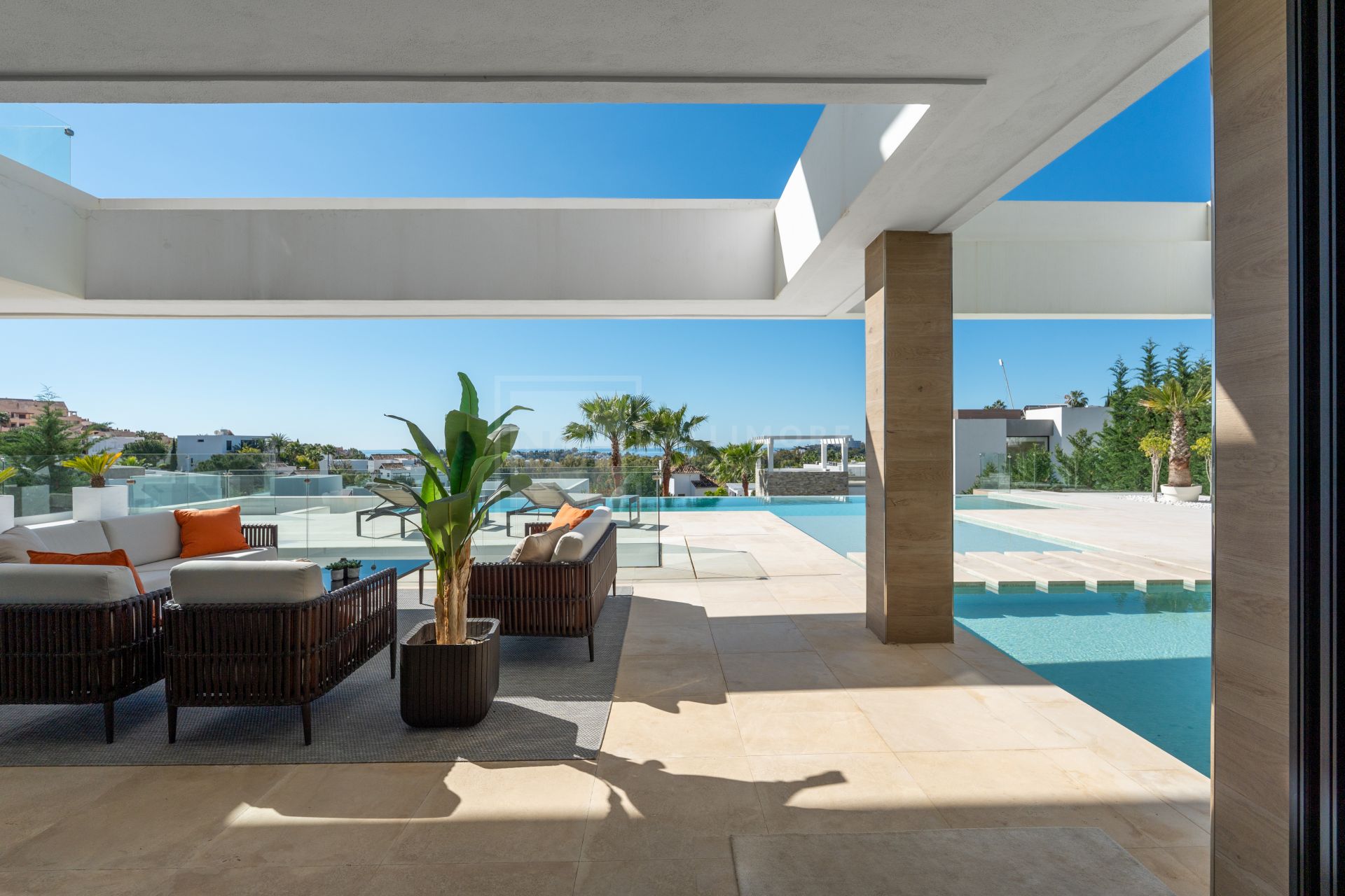LUXURY 5-BEDROOM VILLA