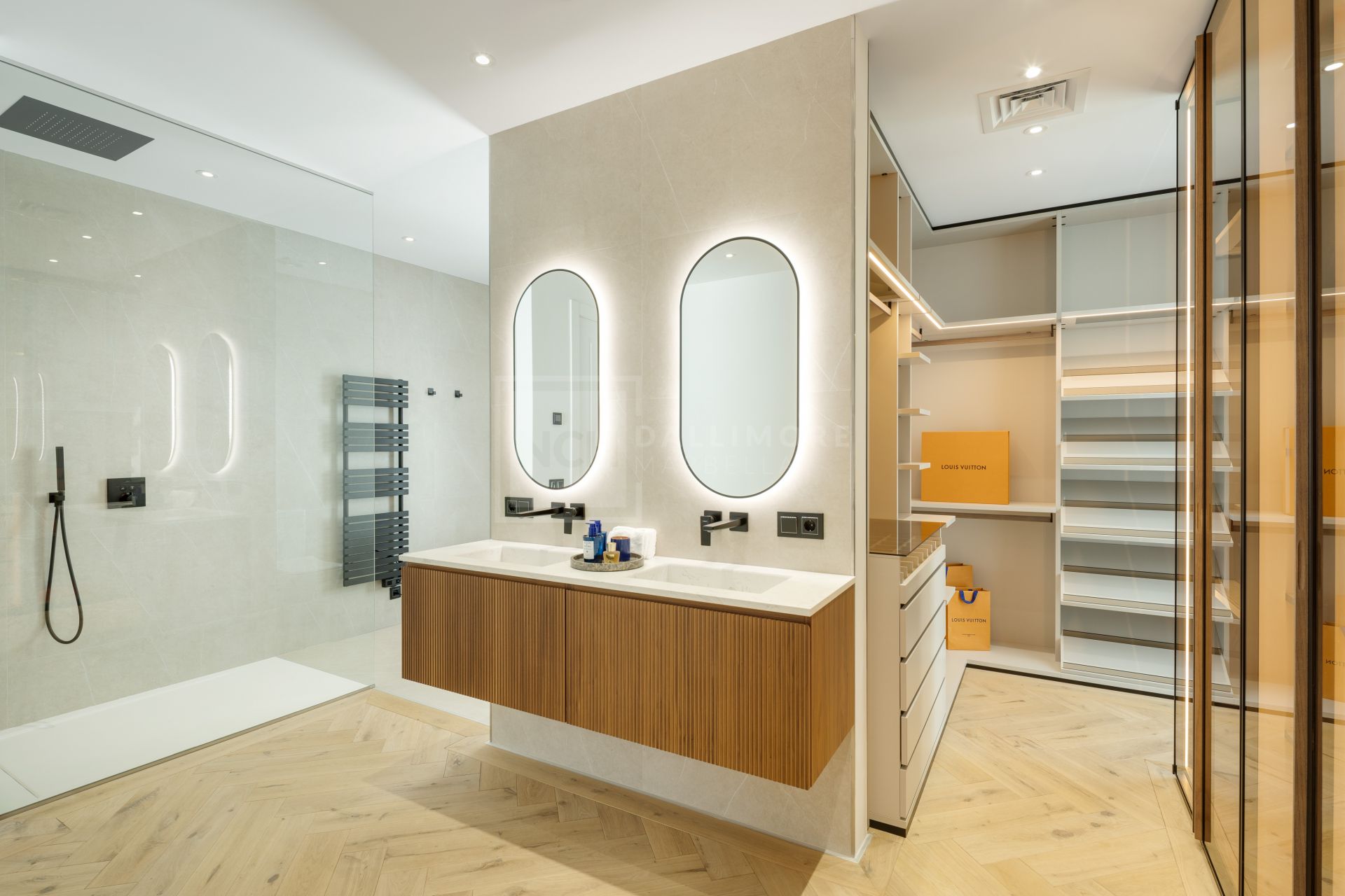 EXQUISITE 5-BEDROOM VILLA IN GATED GOLF COMMUNITY WITH DESIGNER INTERIORS AND LUXURY FEATURES