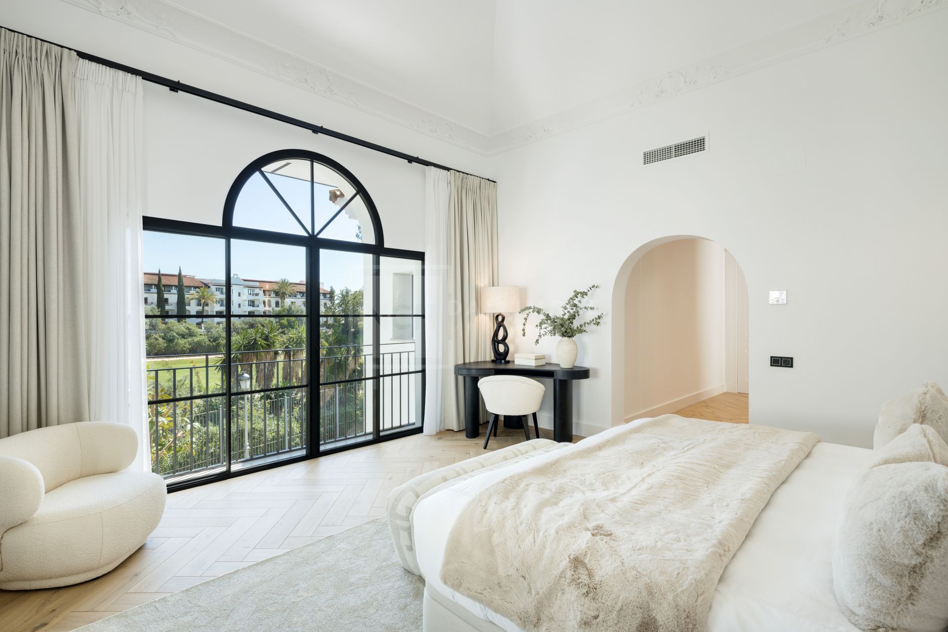 EXQUISITE 5-BEDROOM VILLA IN GATED GOLF COMMUNITY WITH DESIGNER INTERIORS AND LUXURY FEATURES