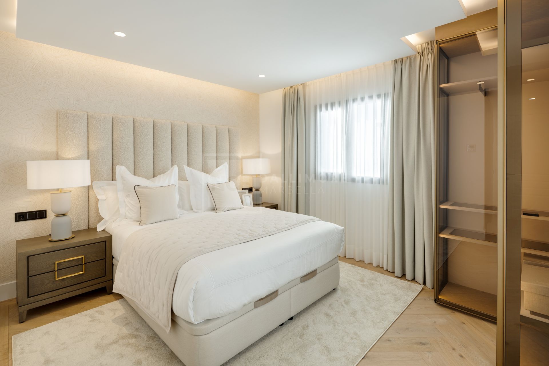 EXQUISITE 5-BEDROOM VILLA IN GATED GOLF COMMUNITY WITH DESIGNER INTERIORS AND LUXURY FEATURES
