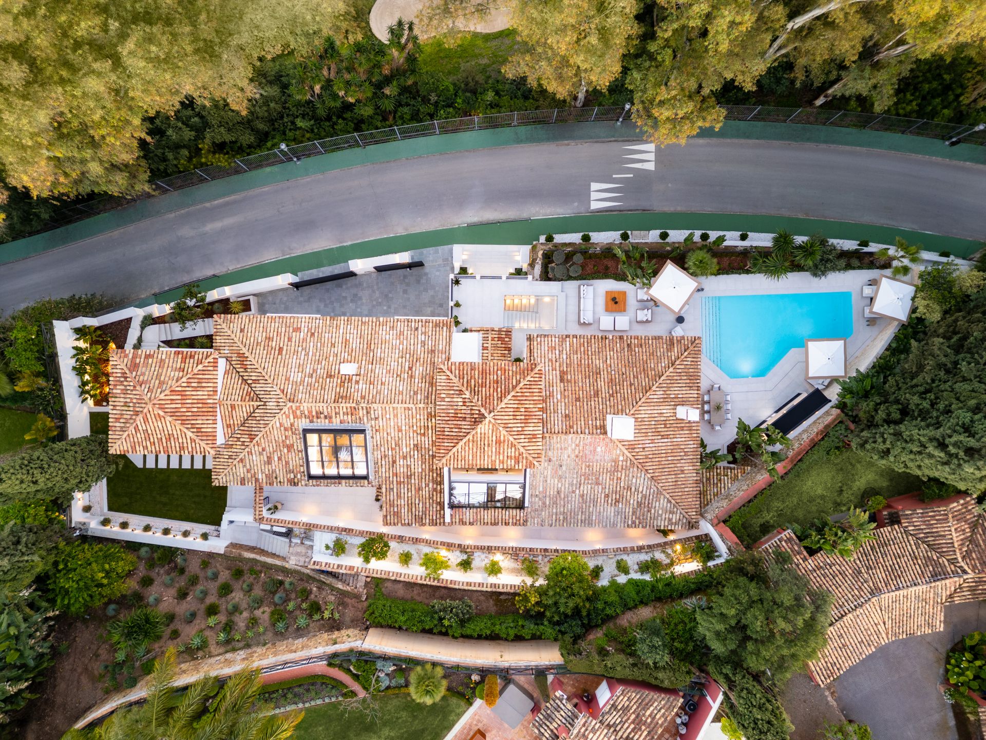 EXQUISITE 5-BEDROOM VILLA IN GATED GOLF COMMUNITY WITH DESIGNER INTERIORS AND LUXURY FEATURES