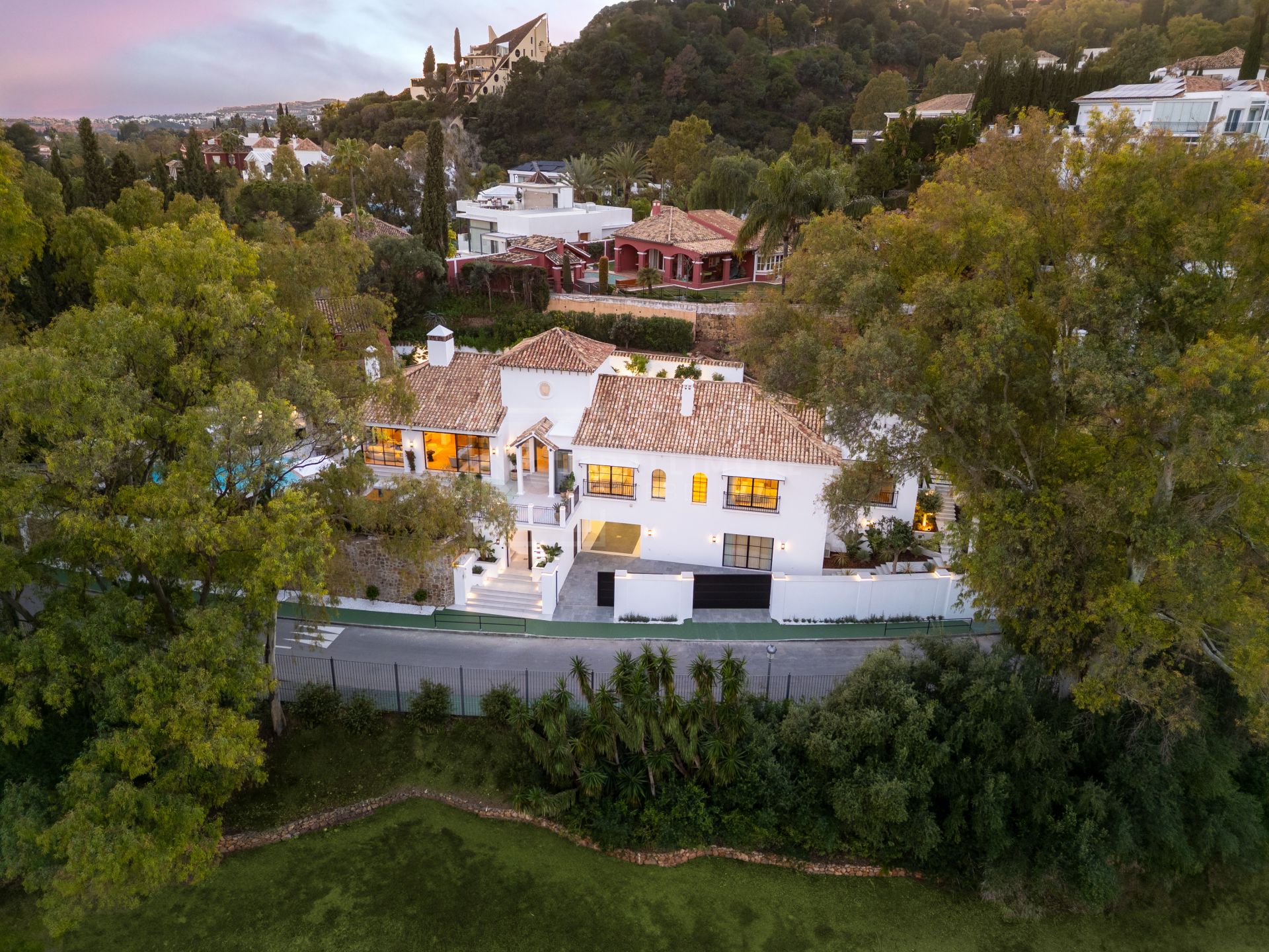 EXQUISITE 5-BEDROOM VILLA IN GATED GOLF COMMUNITY WITH DESIGNER INTERIORS AND LUXURY FEATURES