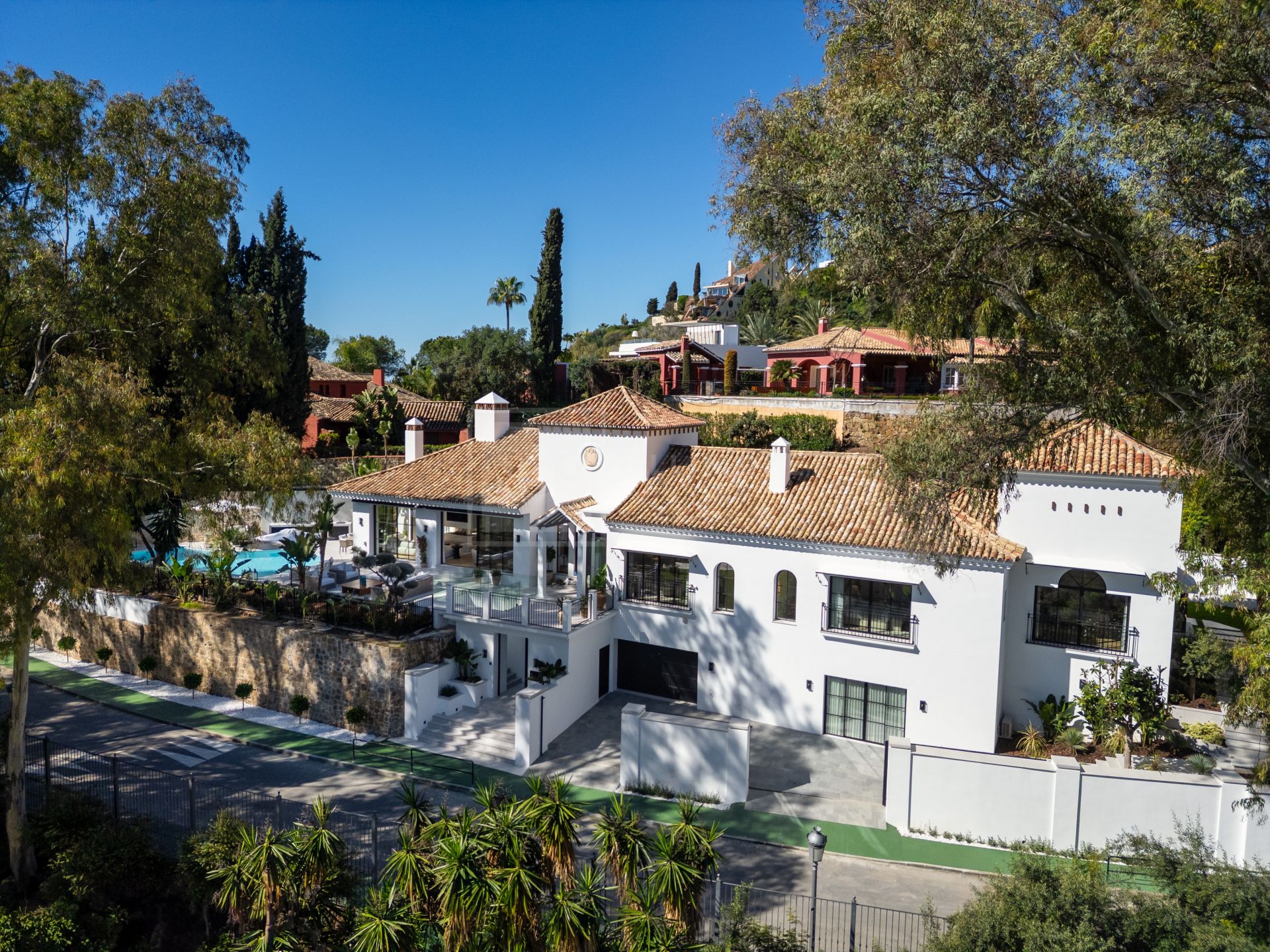 EXQUISITE 5-BEDROOM VILLA IN GATED GOLF COMMUNITY WITH DESIGNER INTERIORS AND LUXURY FEATURES