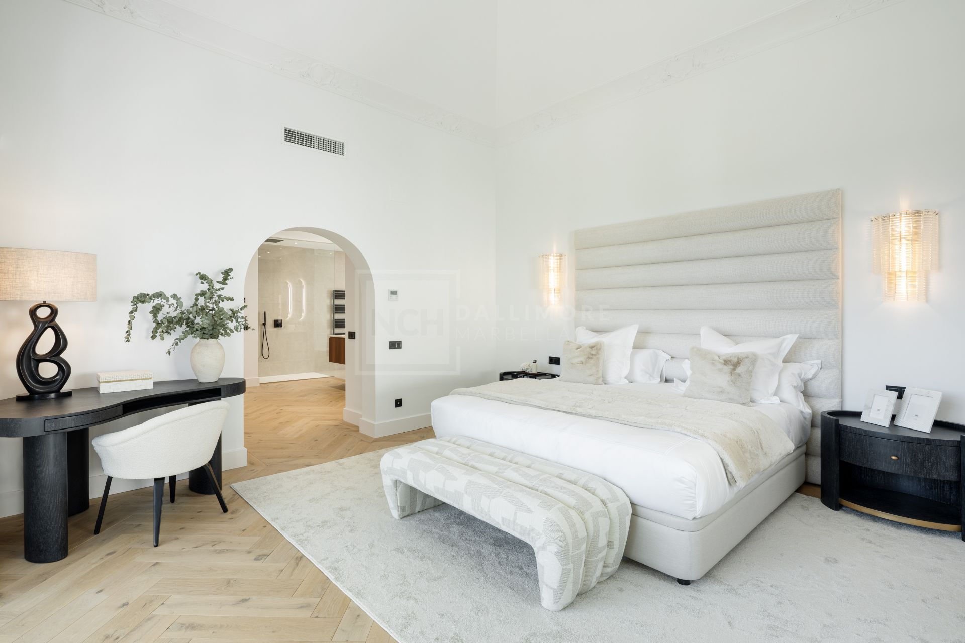 EXQUISITE 5-BEDROOM VILLA IN GATED GOLF COMMUNITY WITH DESIGNER INTERIORS AND LUXURY FEATURES