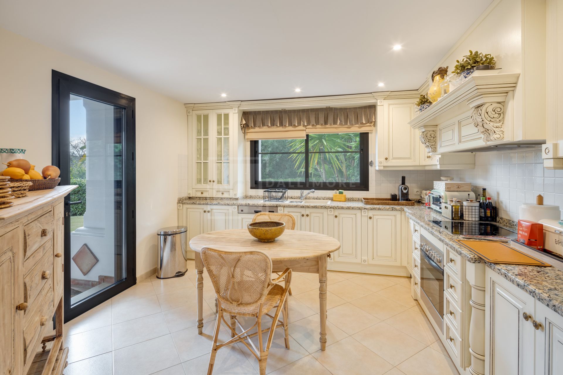 VILA MEDITERRÁNEA DE 4 DORMITORIOS CON JARDINES, PISCINA Y VISTAS AL CAMPO DE GOLF