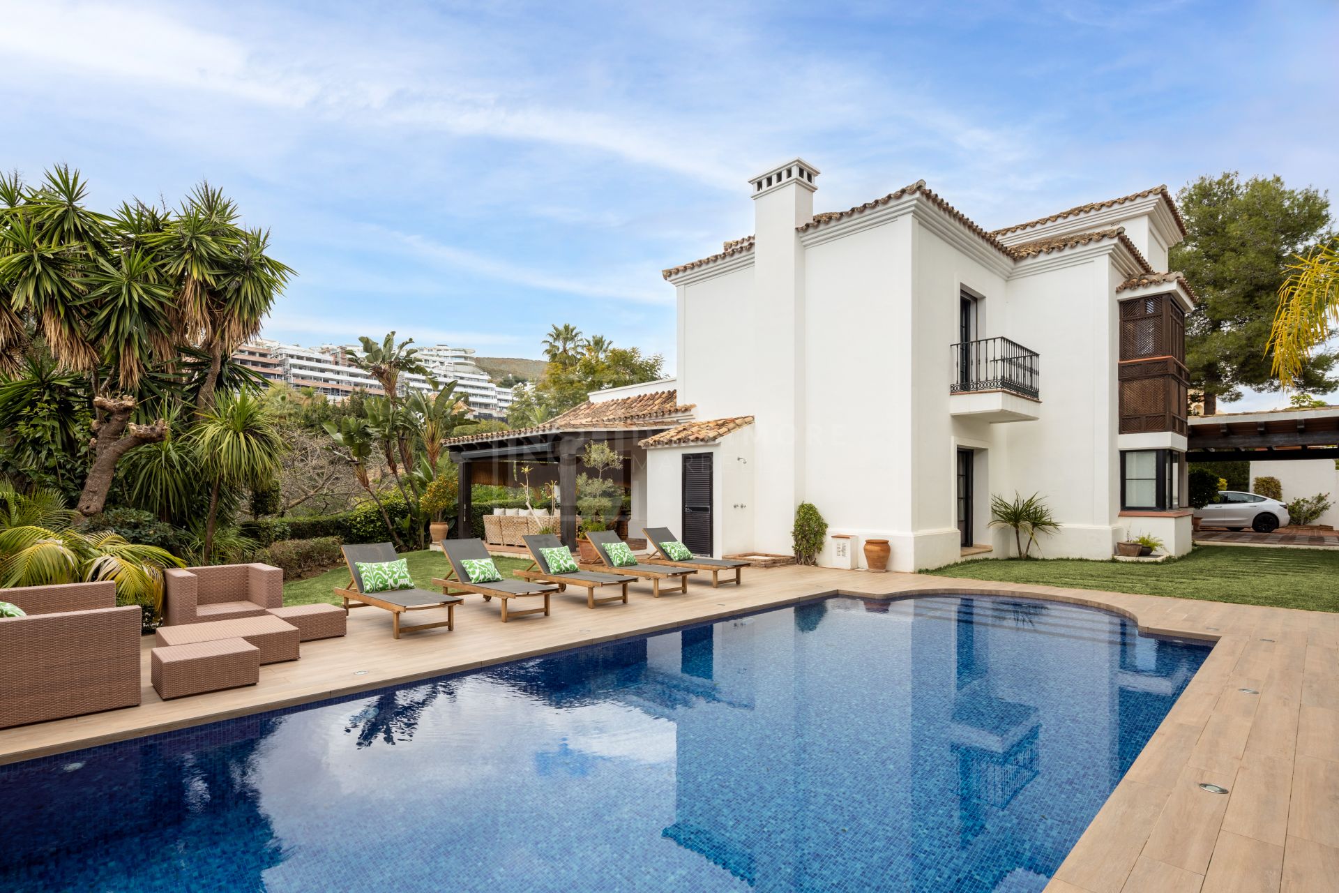VILA MEDITERRÁNEA DE 4 DORMITORIOS CON JARDINES, PISCINA Y VISTAS AL CAMPO DE GOLF
