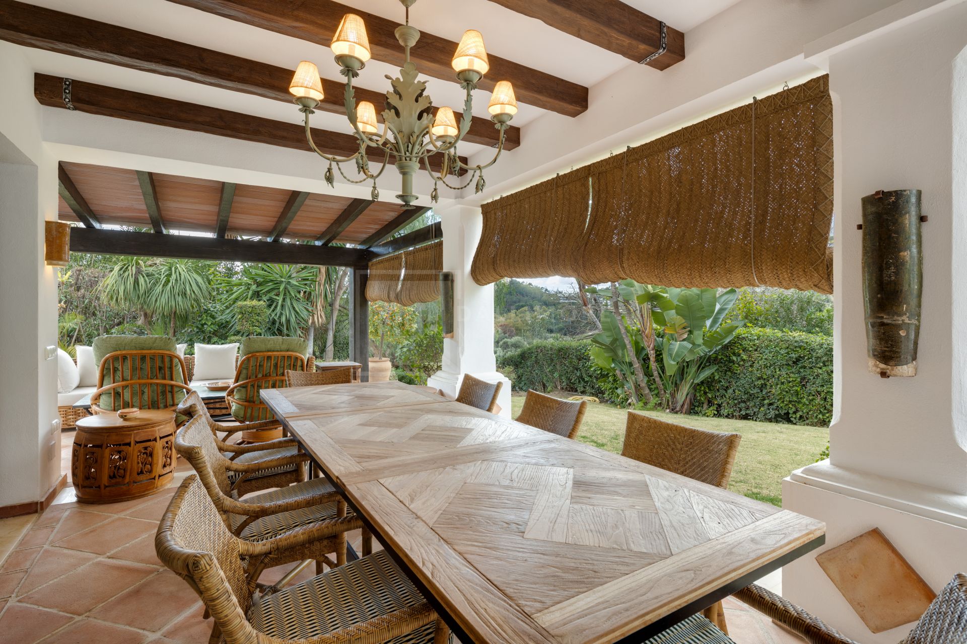 VILA MEDITERRÁNEA DE 4 DORMITORIOS CON JARDINES, PISCINA Y VISTAS AL CAMPO DE GOLF