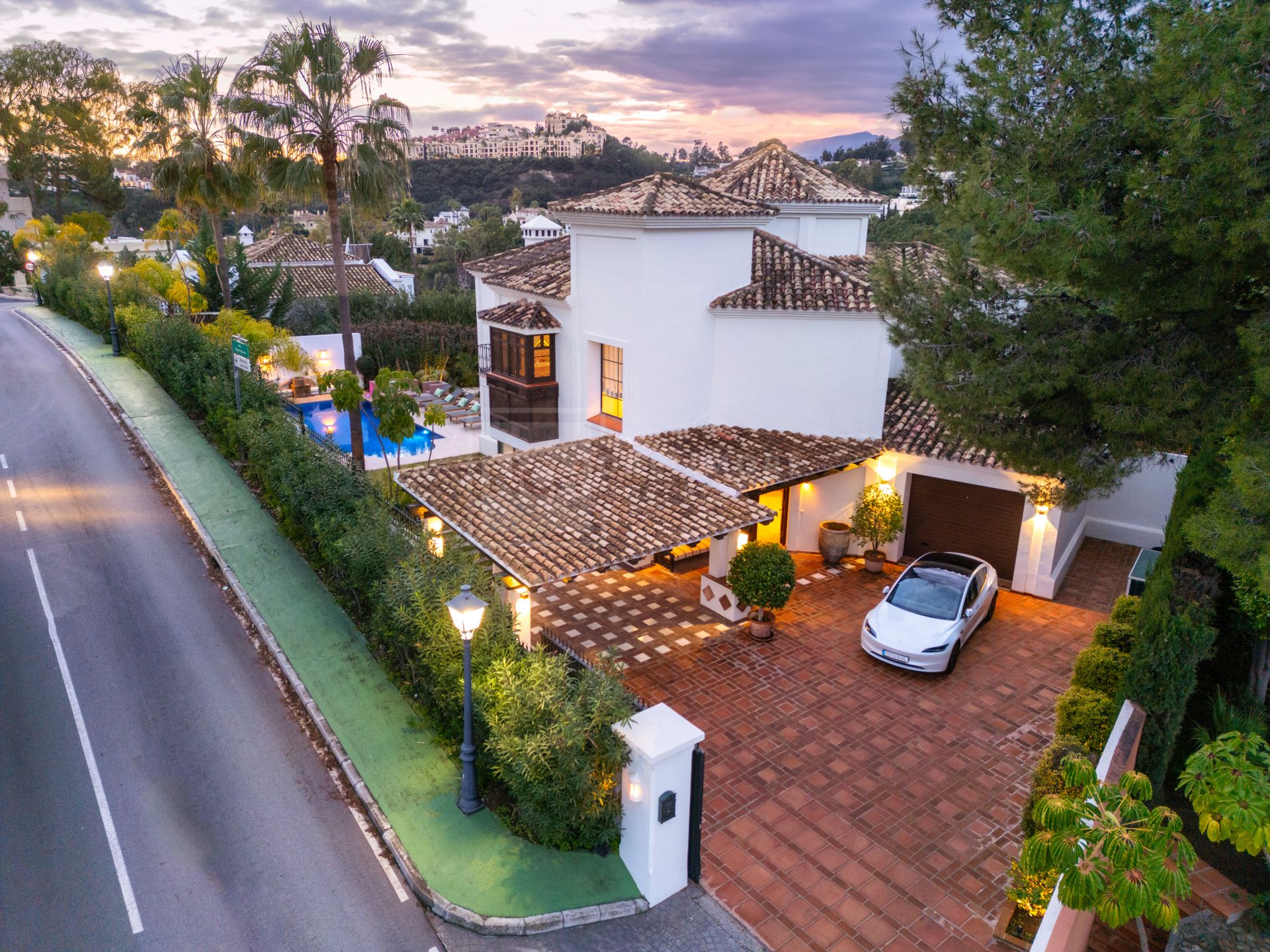 VILA MEDITERRÁNEA DE 4 DORMITORIOS CON JARDINES, PISCINA Y VISTAS AL CAMPO DE GOLF