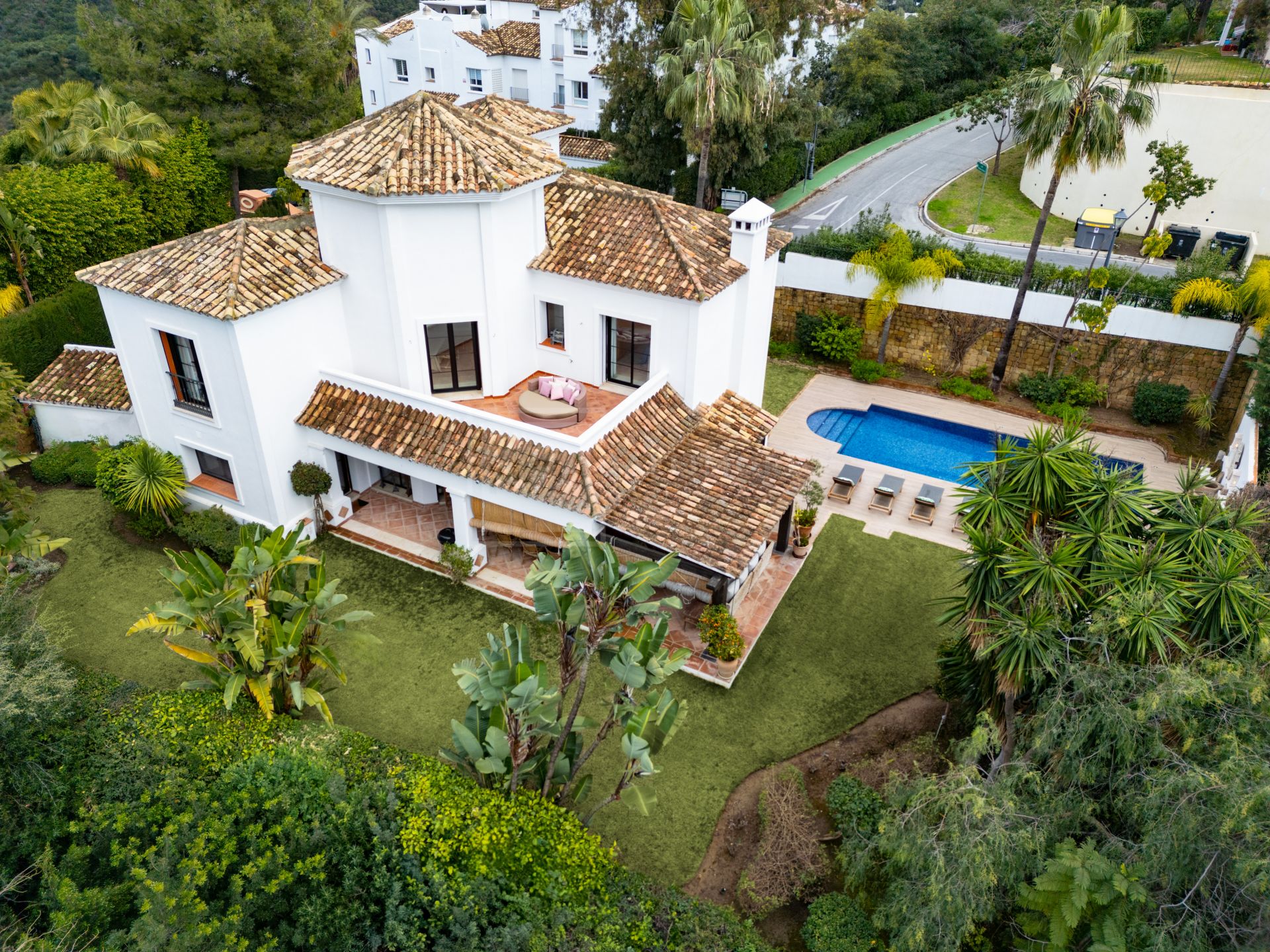 VILA MEDITERRÁNEA DE 4 DORMITORIOS CON JARDINES, PISCINA Y VISTAS AL CAMPO DE GOLF