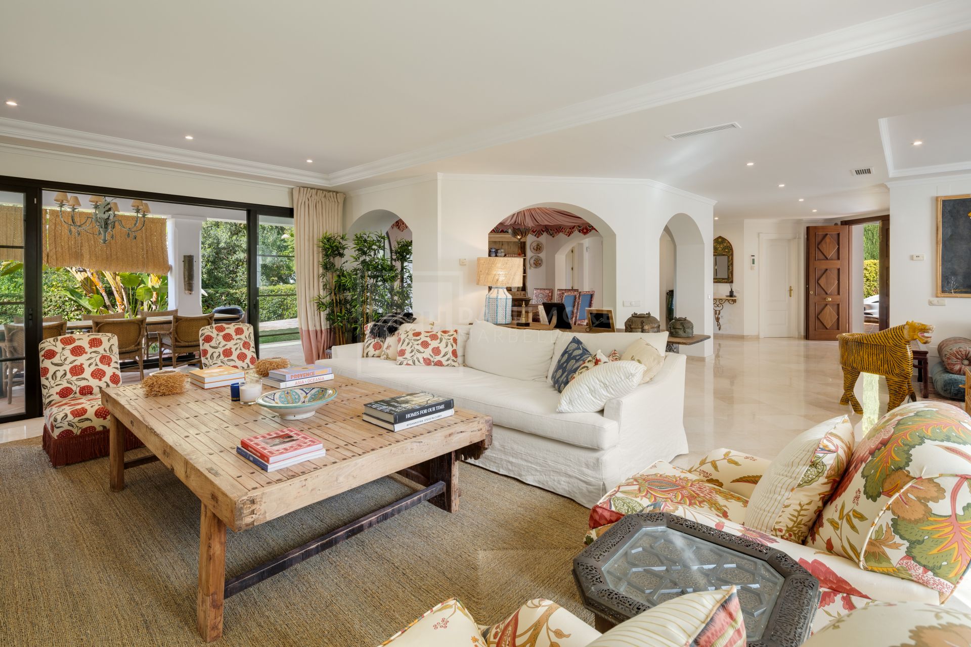 VILA MEDITERRÁNEA DE 4 DORMITORIOS CON JARDINES, PISCINA Y VISTAS AL CAMPO DE GOLF