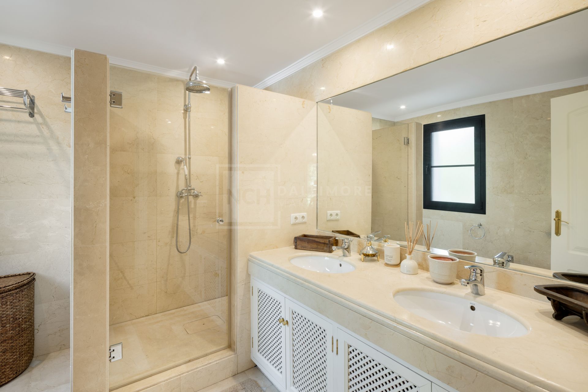 VILA MEDITERRÁNEA DE 4 DORMITORIOS CON JARDINES, PISCINA Y VISTAS AL CAMPO DE GOLF