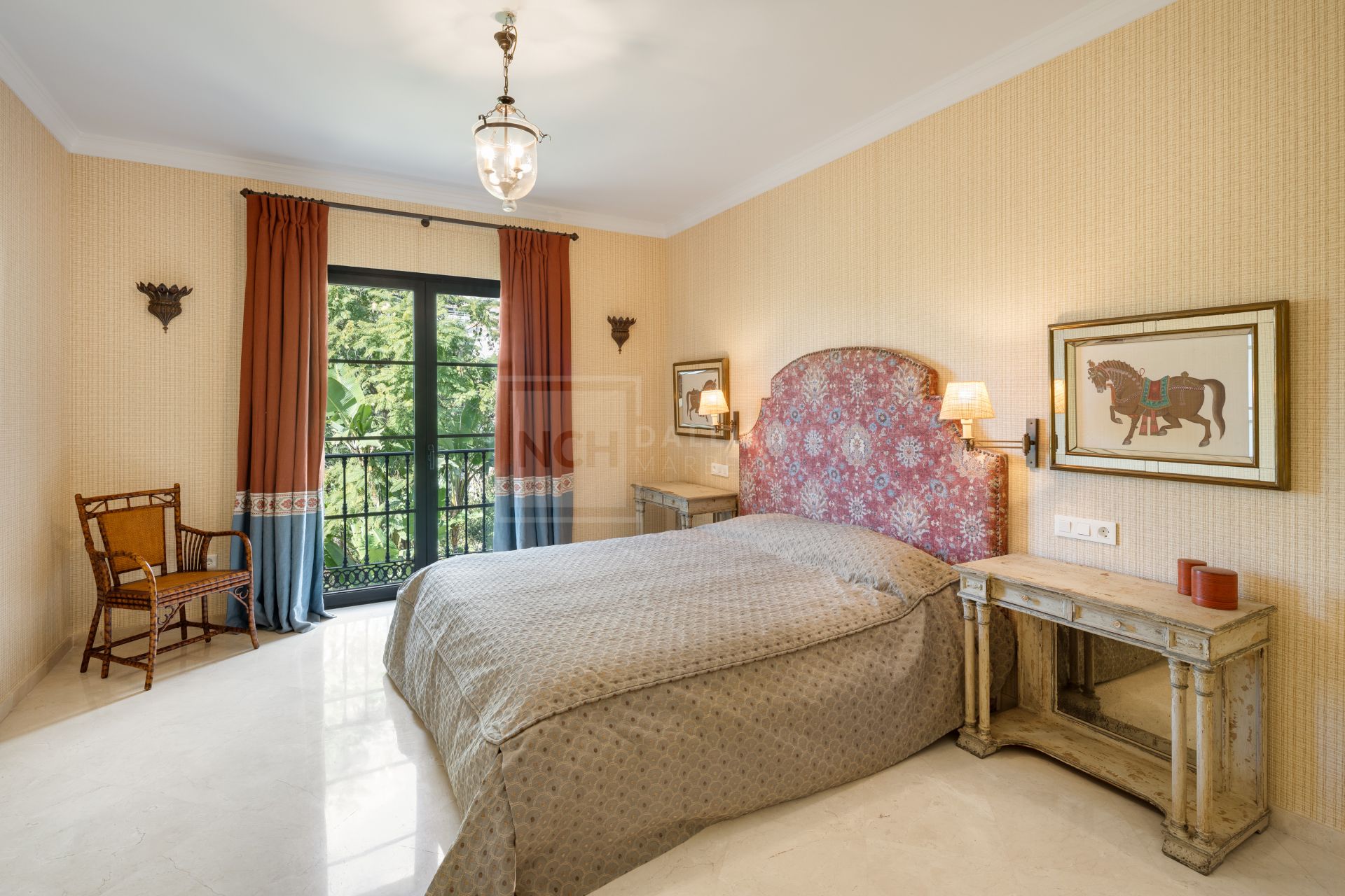 VILA MEDITERRÁNEA DE 4 DORMITORIOS CON JARDINES, PISCINA Y VISTAS AL CAMPO DE GOLF
