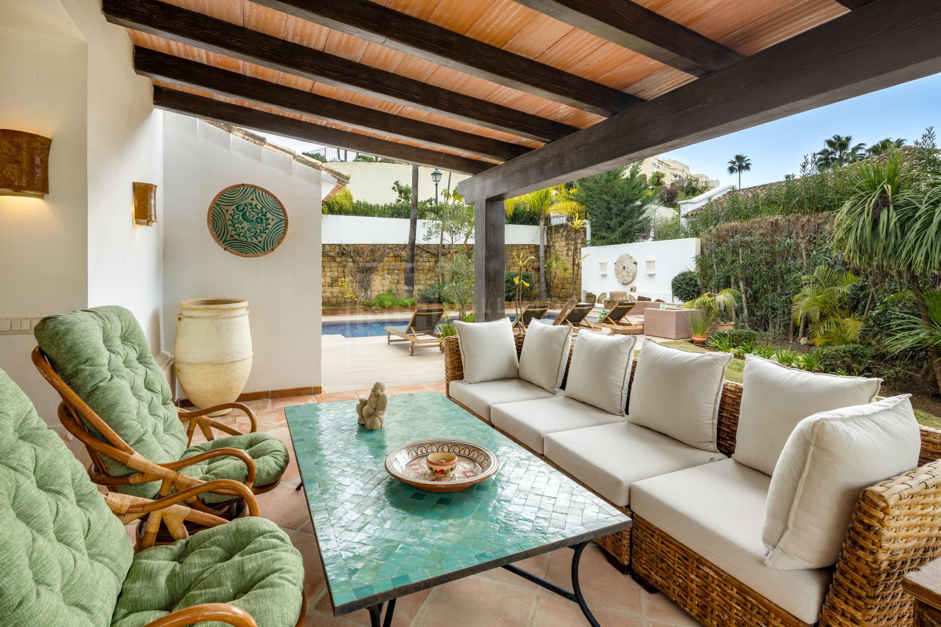 VILA MEDITERRÁNEA DE 4 DORMITORIOS CON JARDINES, PISCINA Y VISTAS AL CAMPO DE GOLF