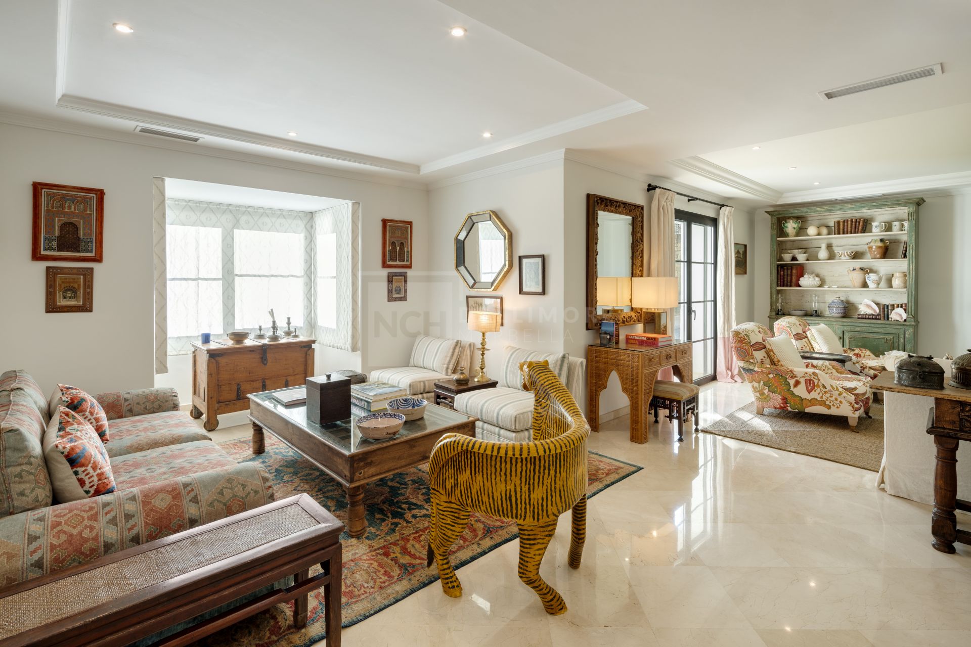 VILA MEDITERRÁNEA DE 4 DORMITORIOS CON JARDINES, PISCINA Y VISTAS AL CAMPO DE GOLF
