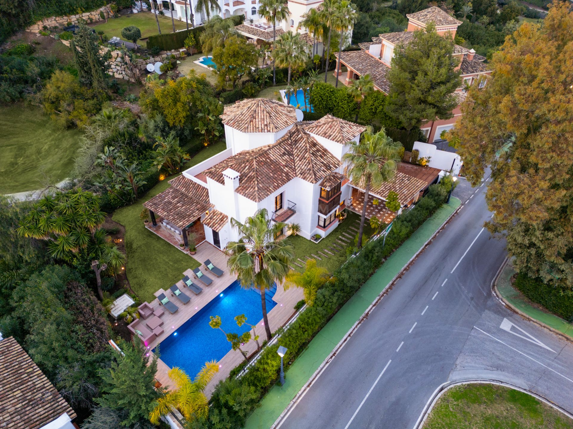 VILA MEDITERRÁNEA DE 4 DORMITORIOS CON JARDINES, PISCINA Y VISTAS AL CAMPO DE GOLF