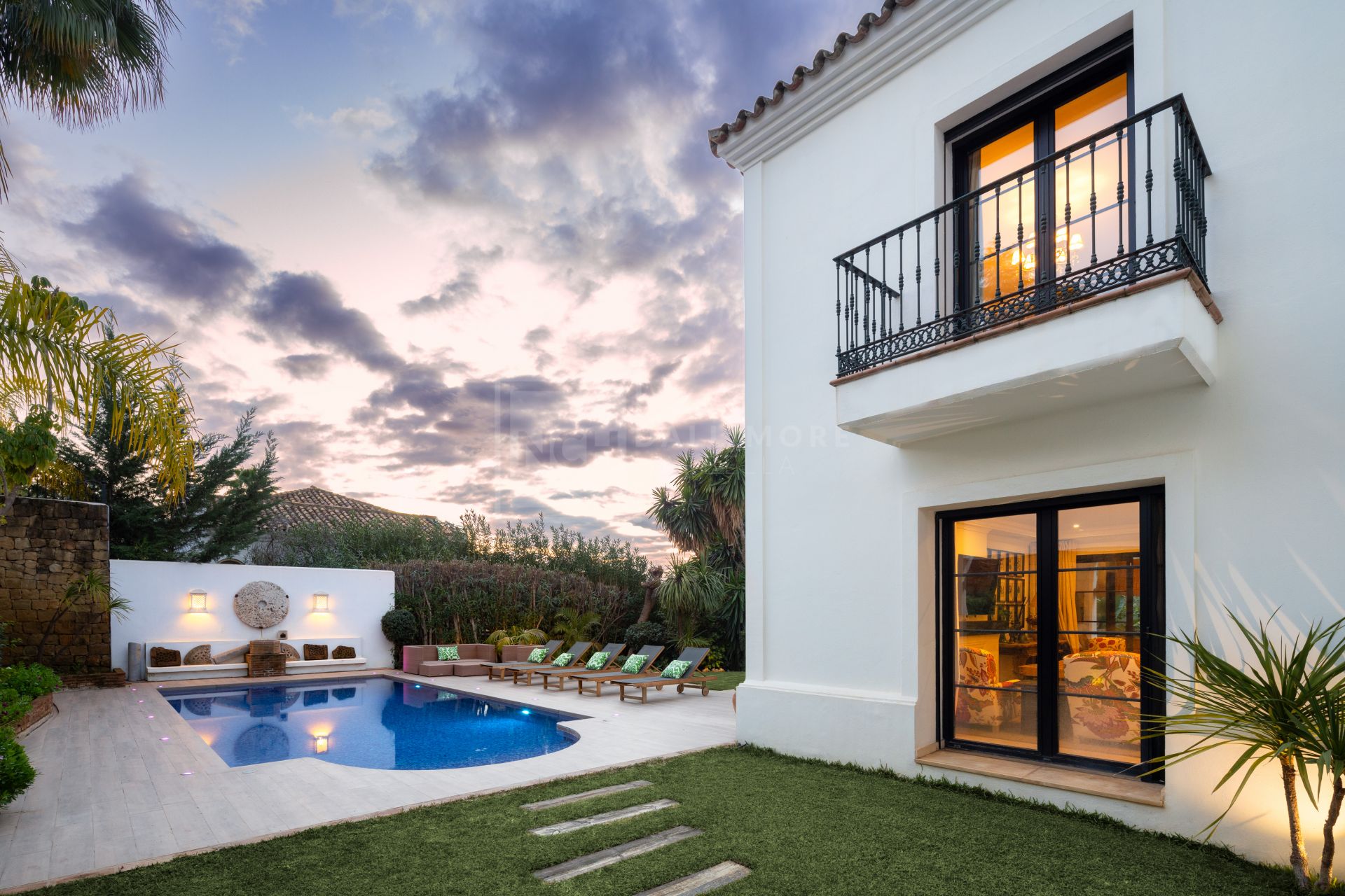 VILA MEDITERRÁNEA DE 4 DORMITORIOS CON JARDINES, PISCINA Y VISTAS AL CAMPO DE GOLF