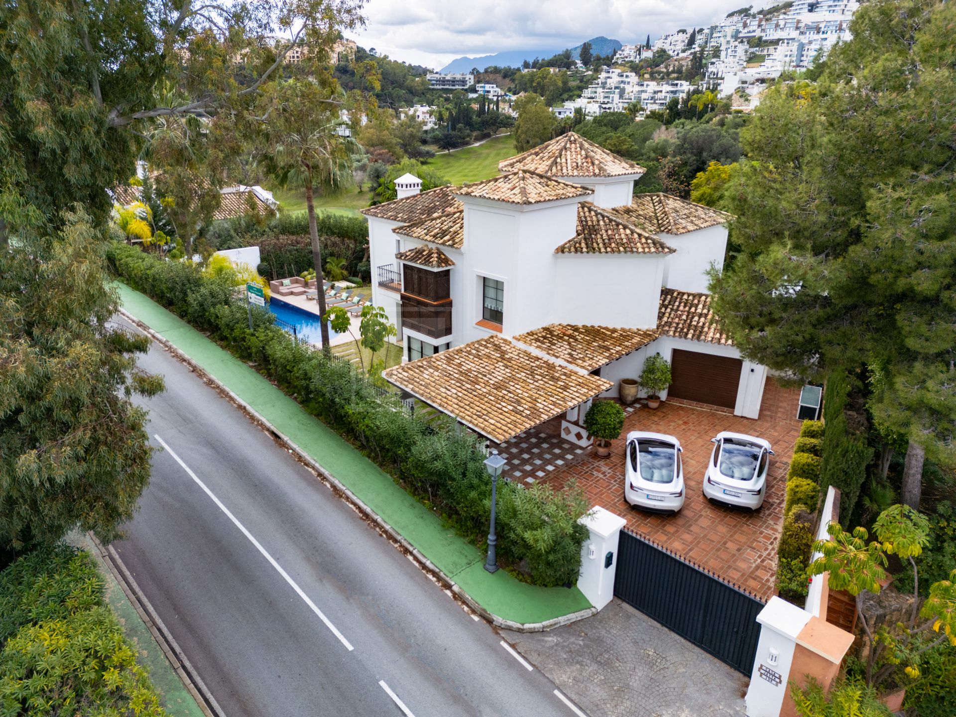 VILA MEDITERRÁNEA DE 4 DORMITORIOS CON JARDINES, PISCINA Y VISTAS AL CAMPO DE GOLF
