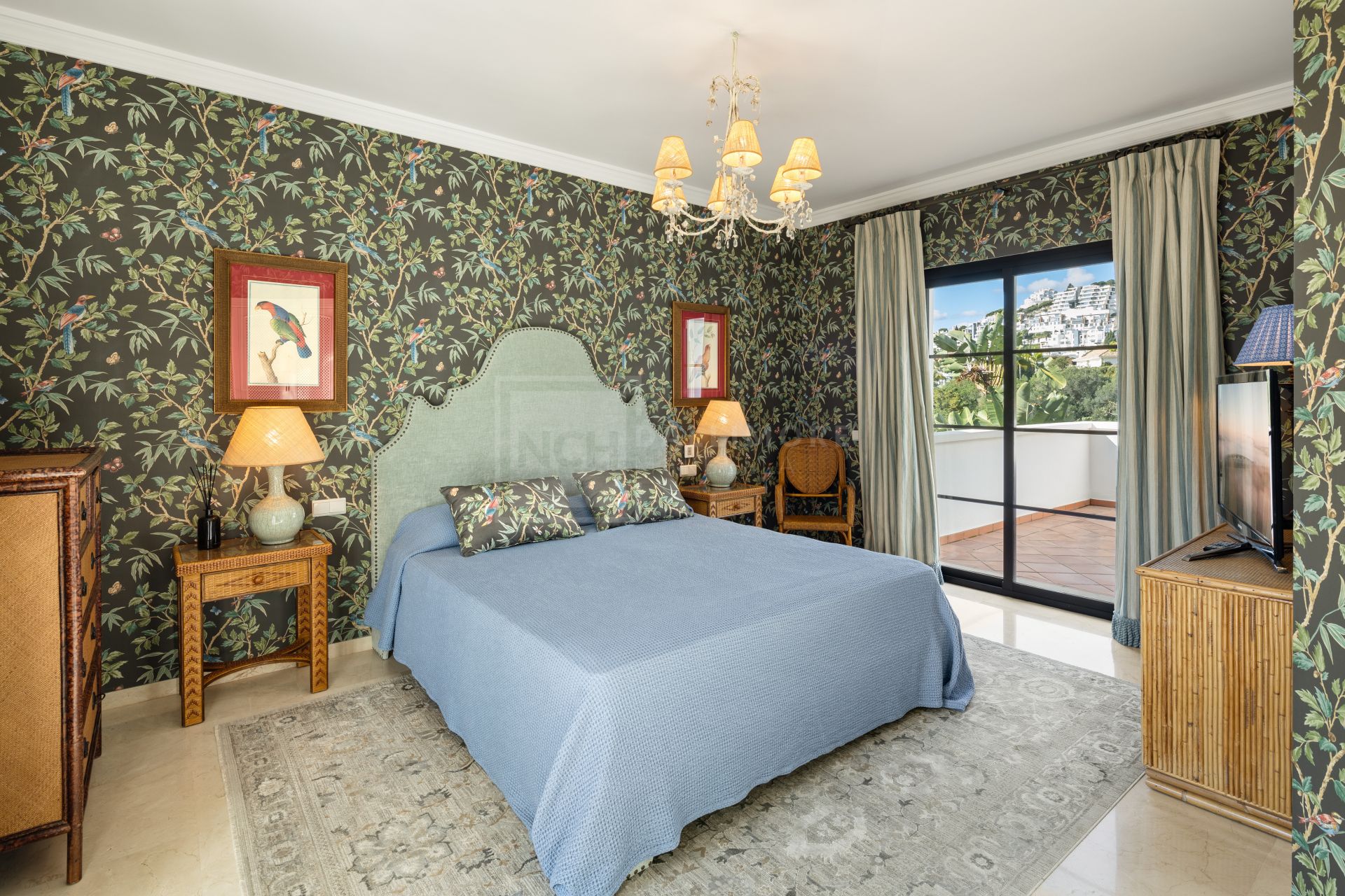 VILA MEDITERRÁNEA DE 4 DORMITORIOS CON JARDINES, PISCINA Y VISTAS AL CAMPO DE GOLF