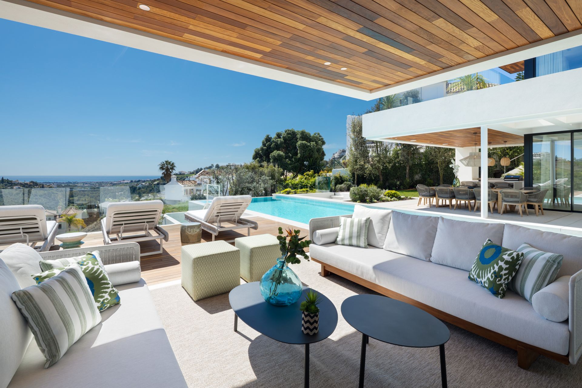 VILLA DE DISEÑO DE SEIS DORMITORIOS CON VISTAS AL MAR, PISCINA INFINITA Y EXCLUSIVO ESPACIO DE BIENESTAR