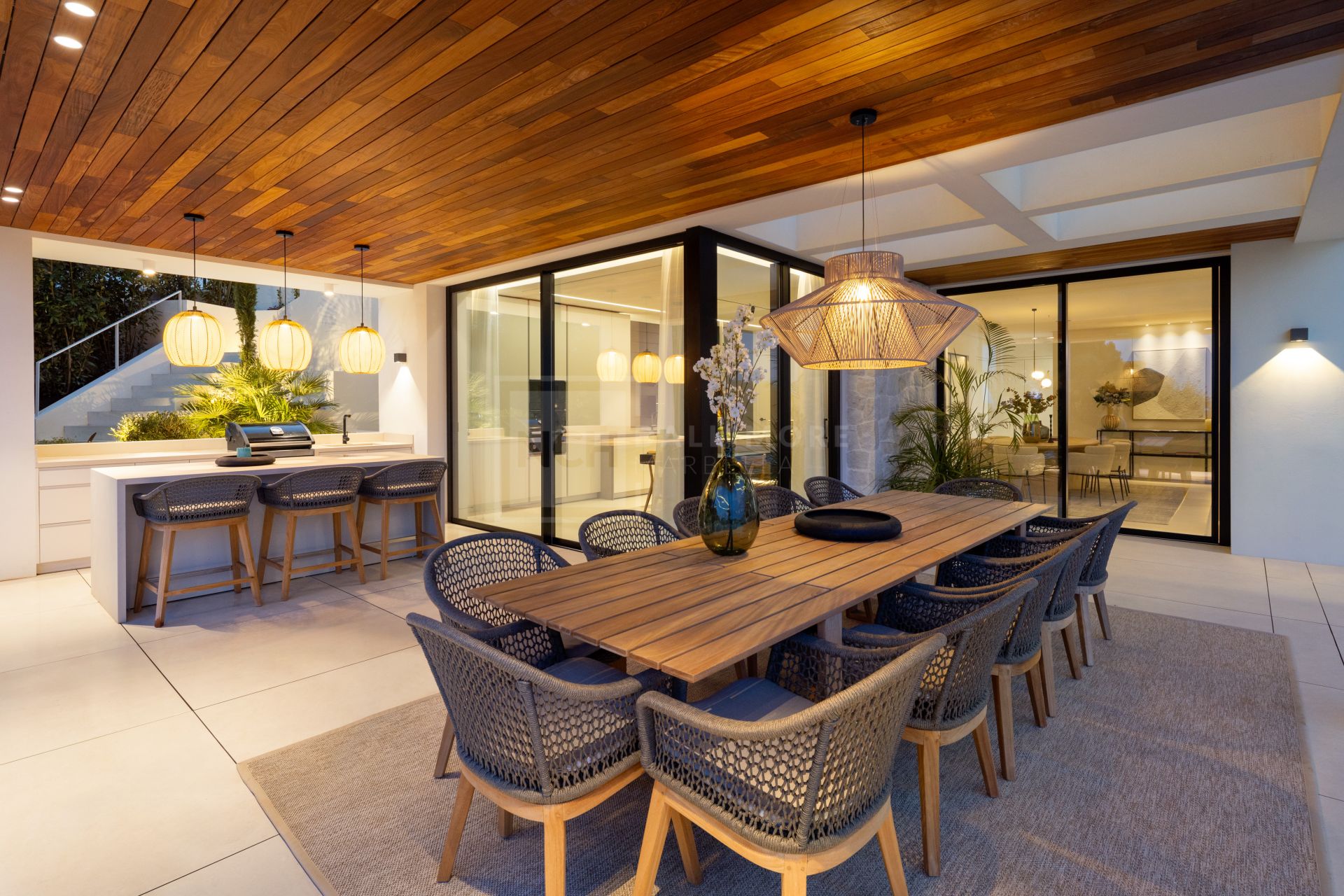 VILLA DE DISEÑO DE SEIS DORMITORIOS CON VISTAS AL MAR, PISCINA INFINITA Y EXCLUSIVO ESPACIO DE BIENESTAR