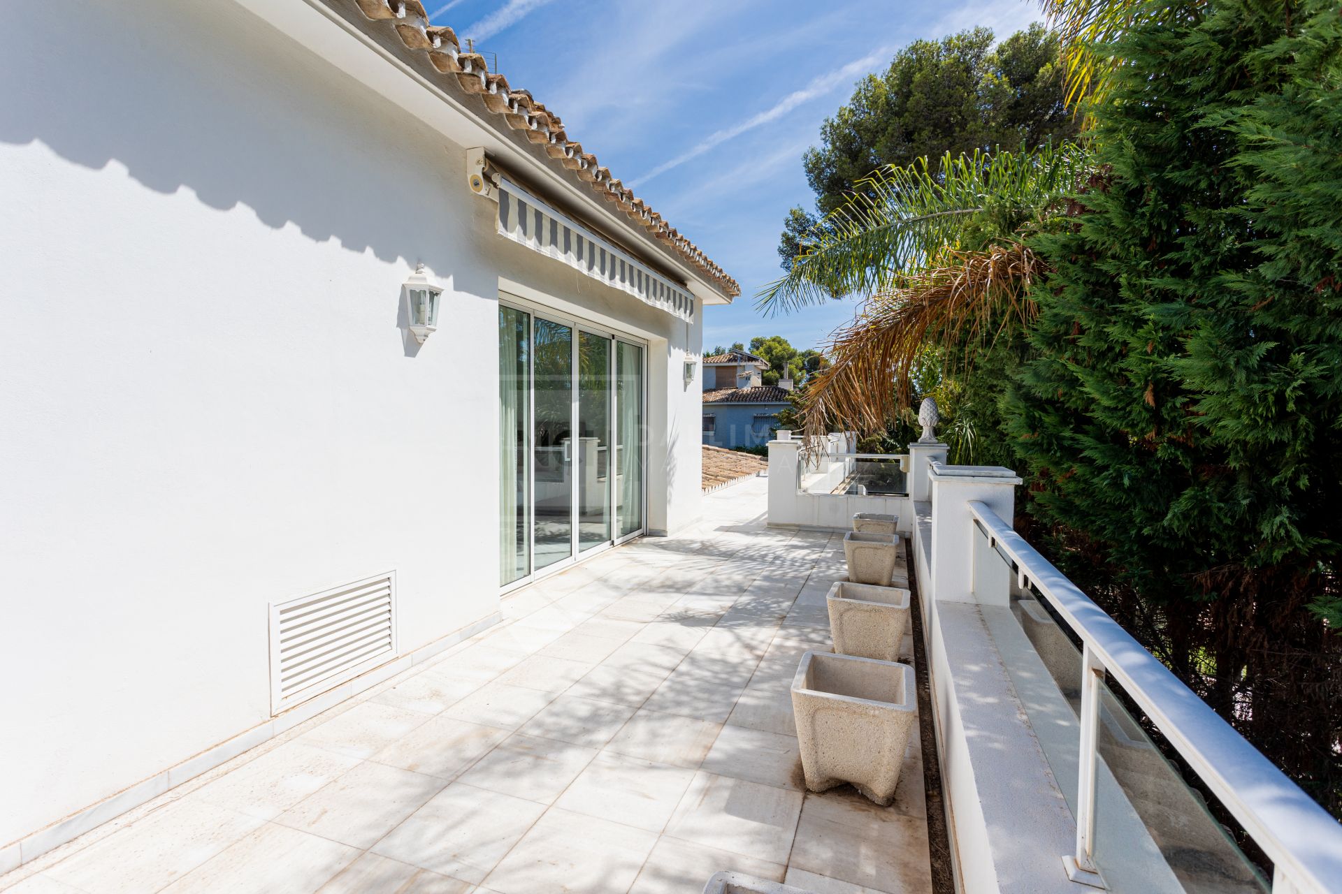 Villa de lujo de 5 dormitorios en Los Monteros playa (Marbella) junto al mar y con piscina privada